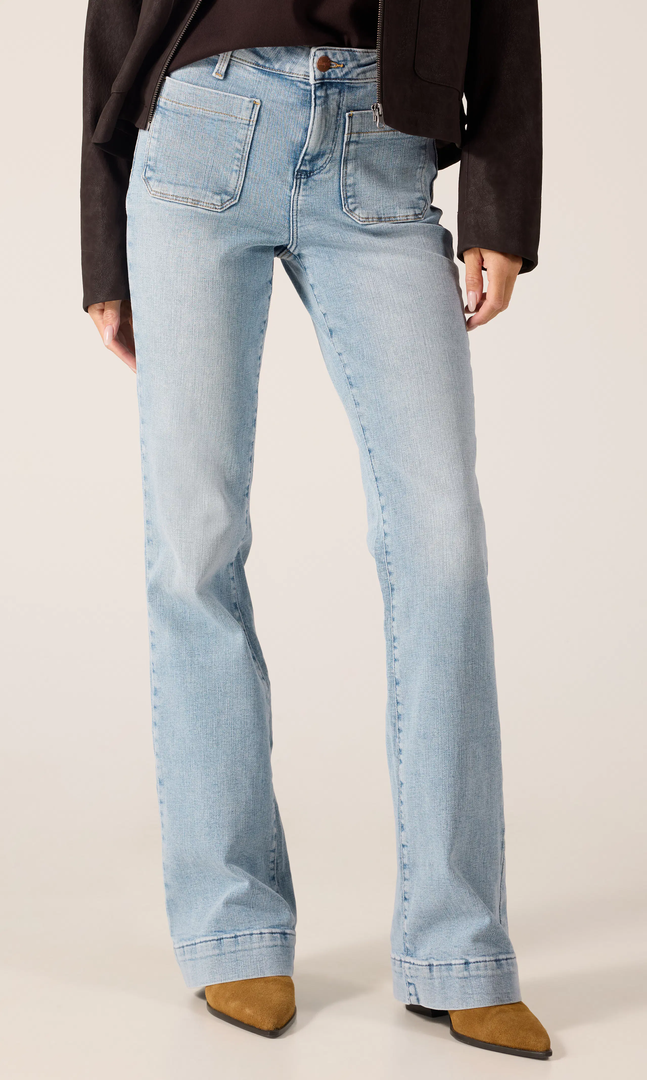 Flare Lys Blå Jeans. Front. Model.