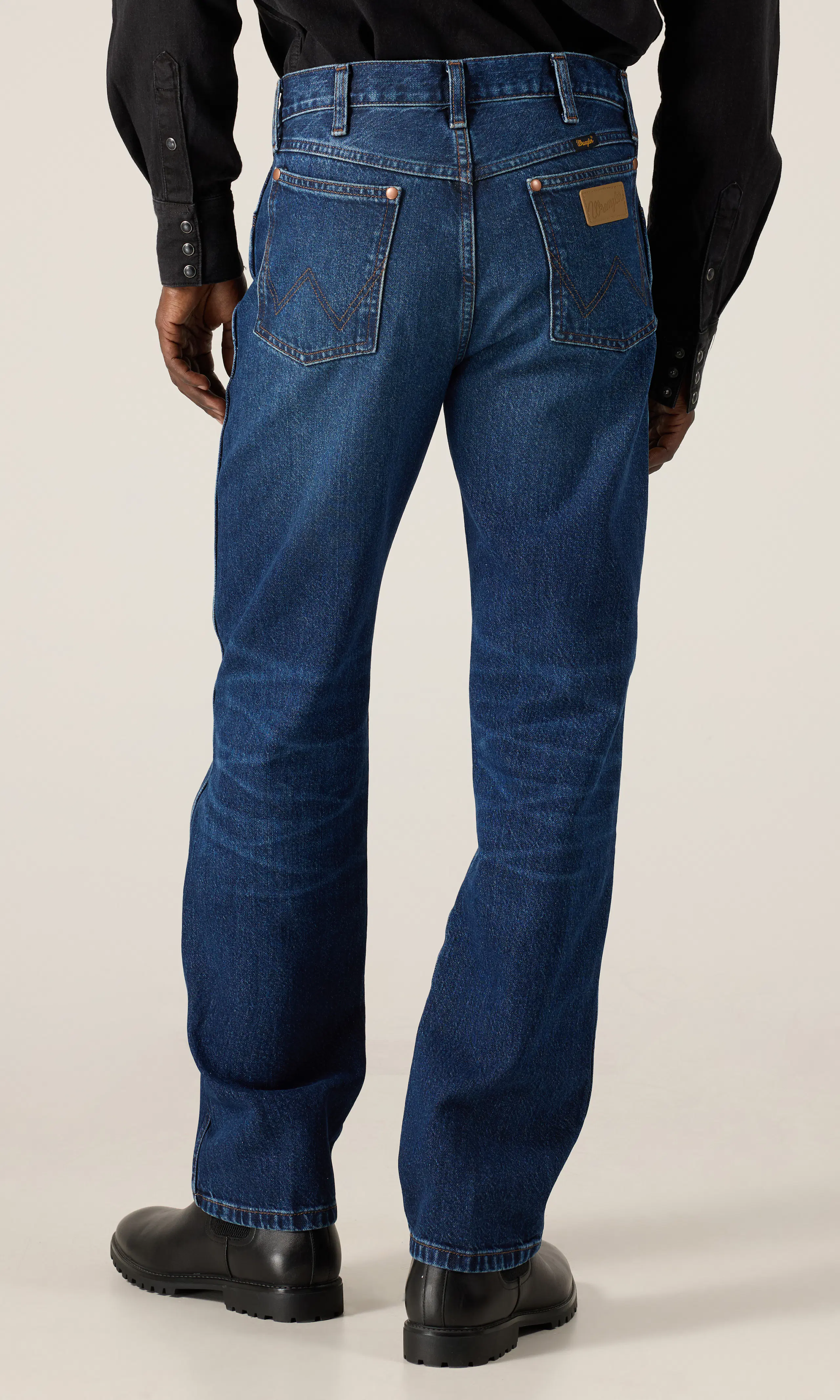 13MWZ Cowboy Cut® Mörkblå Jeans. Back. Model.