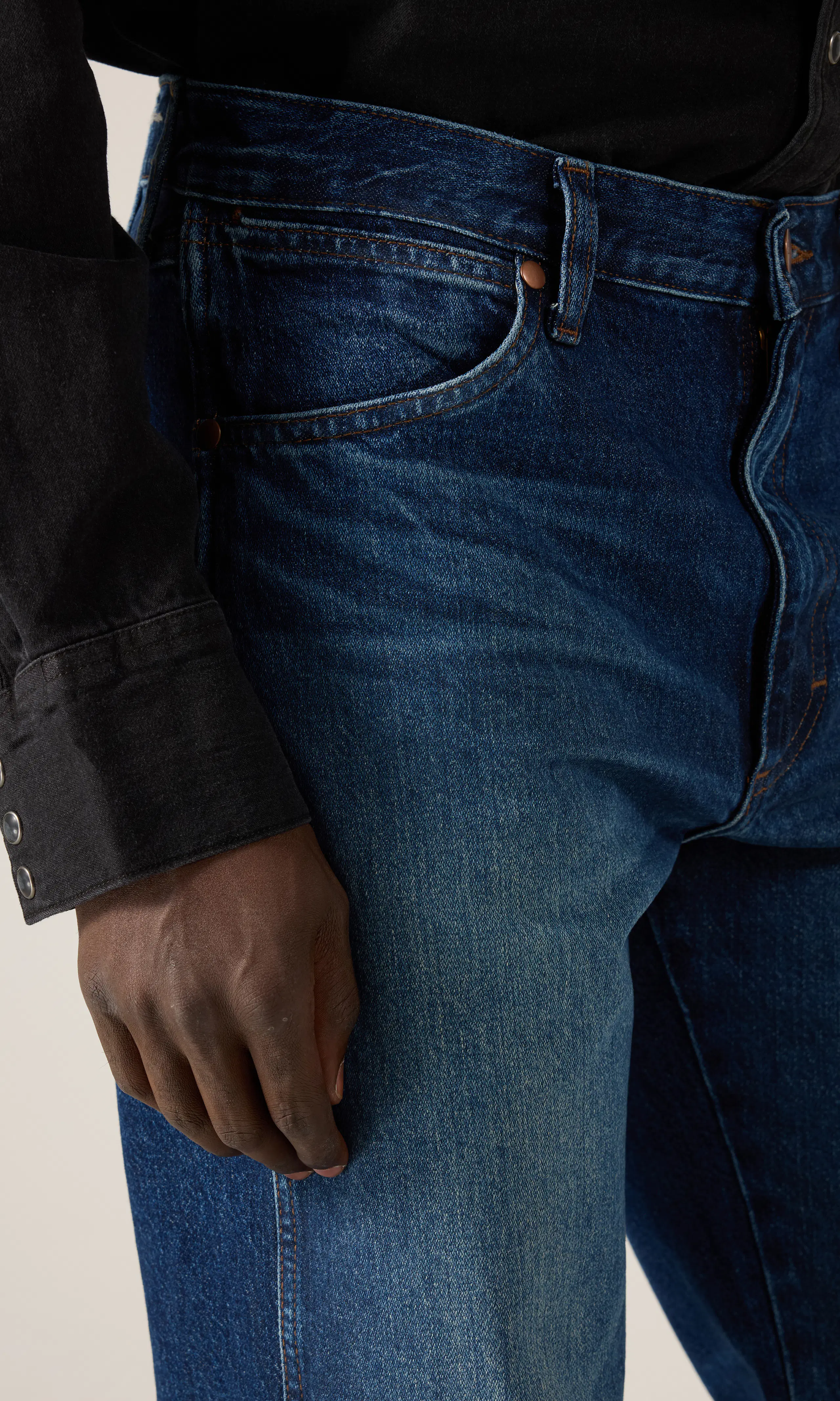 13MWZ Cowboy Cut® Mörkblå Jeans. Detail 1. Model.