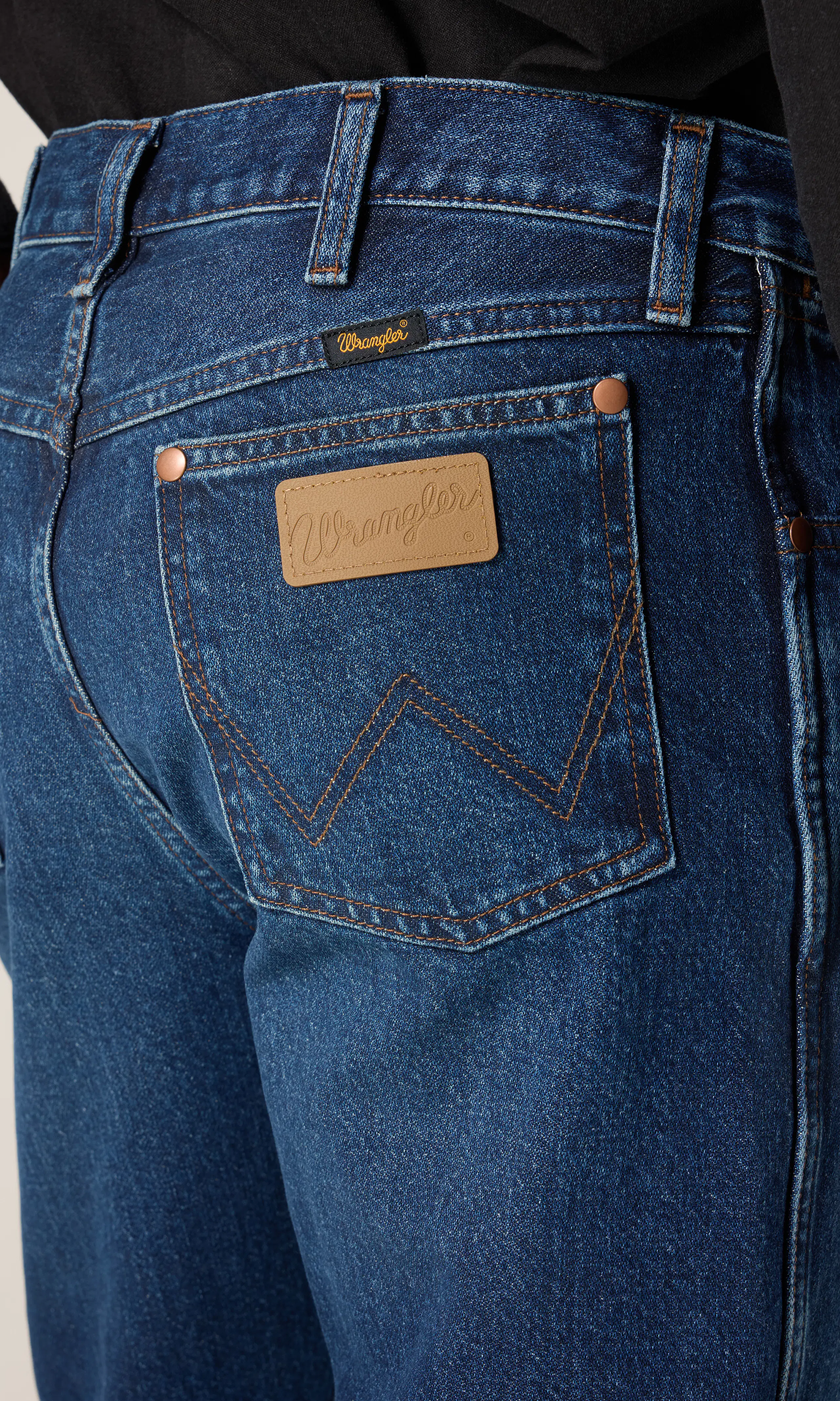 13MWZ Cowboy Cut® Mörkblå Jeans. Detail 2. Model.