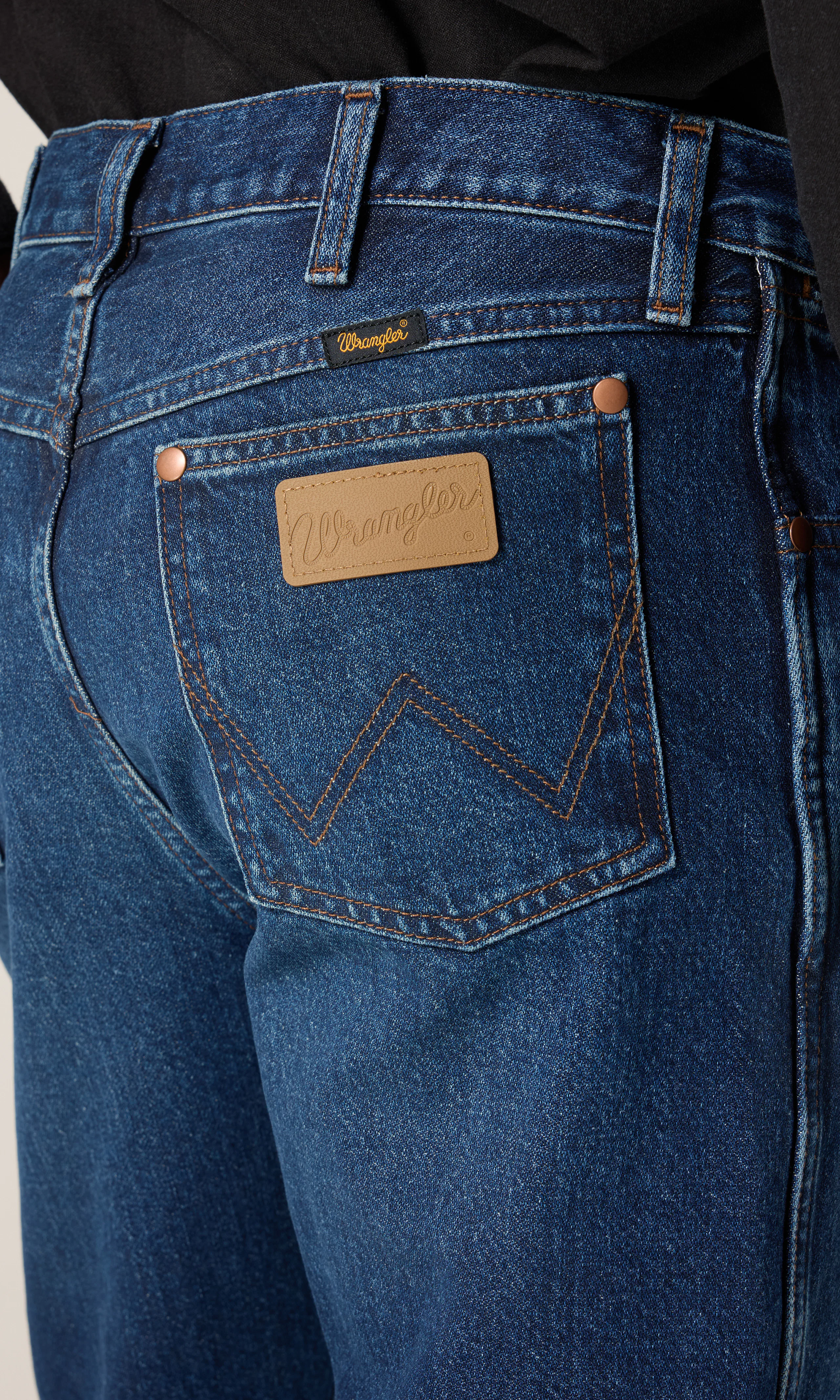 13MWZ Cowboy Cut® Mörkblå Jeans. Detail 2. Model.