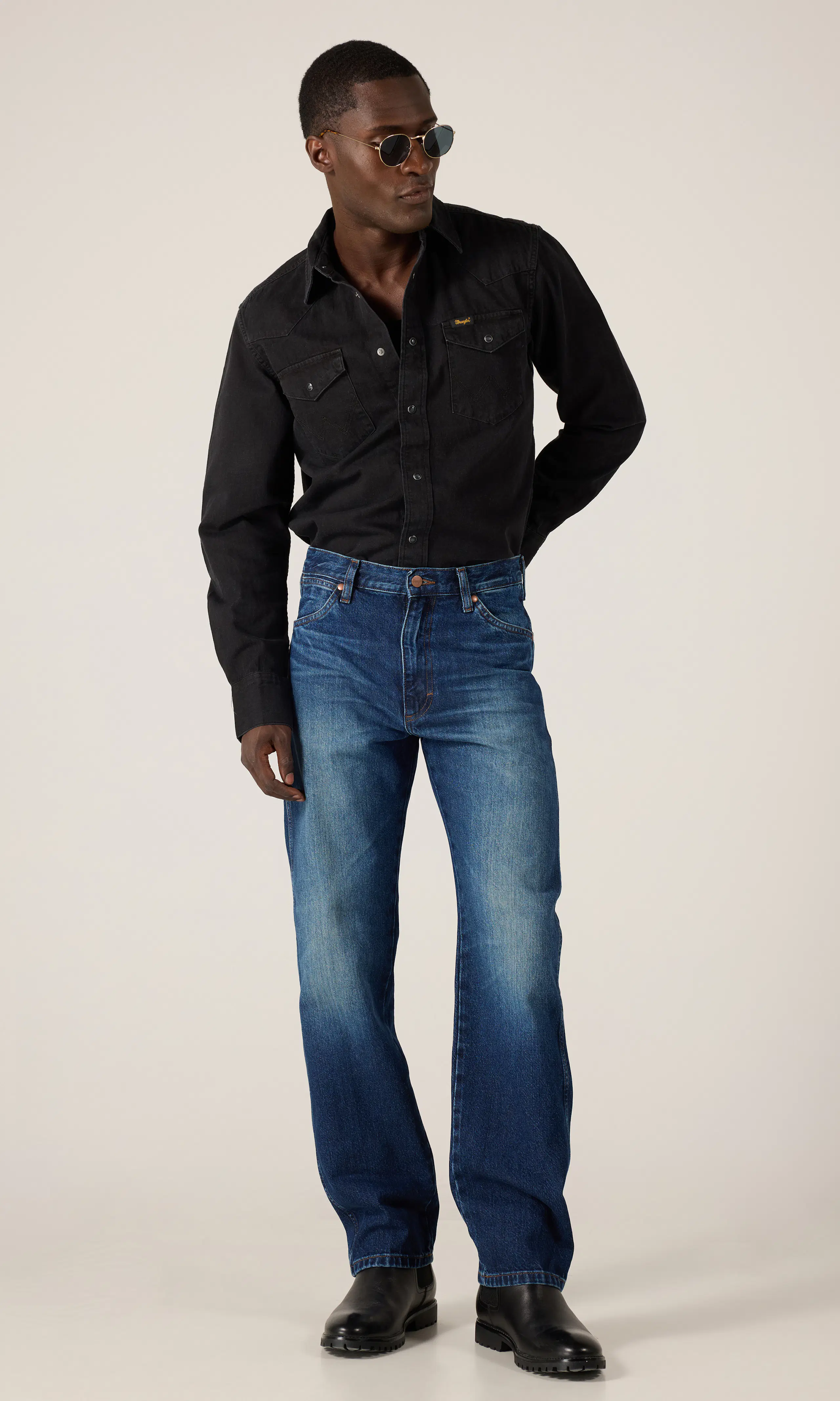 13MWZ Cowboy Cut® Mörkblå Jeans. Front 1. Model.