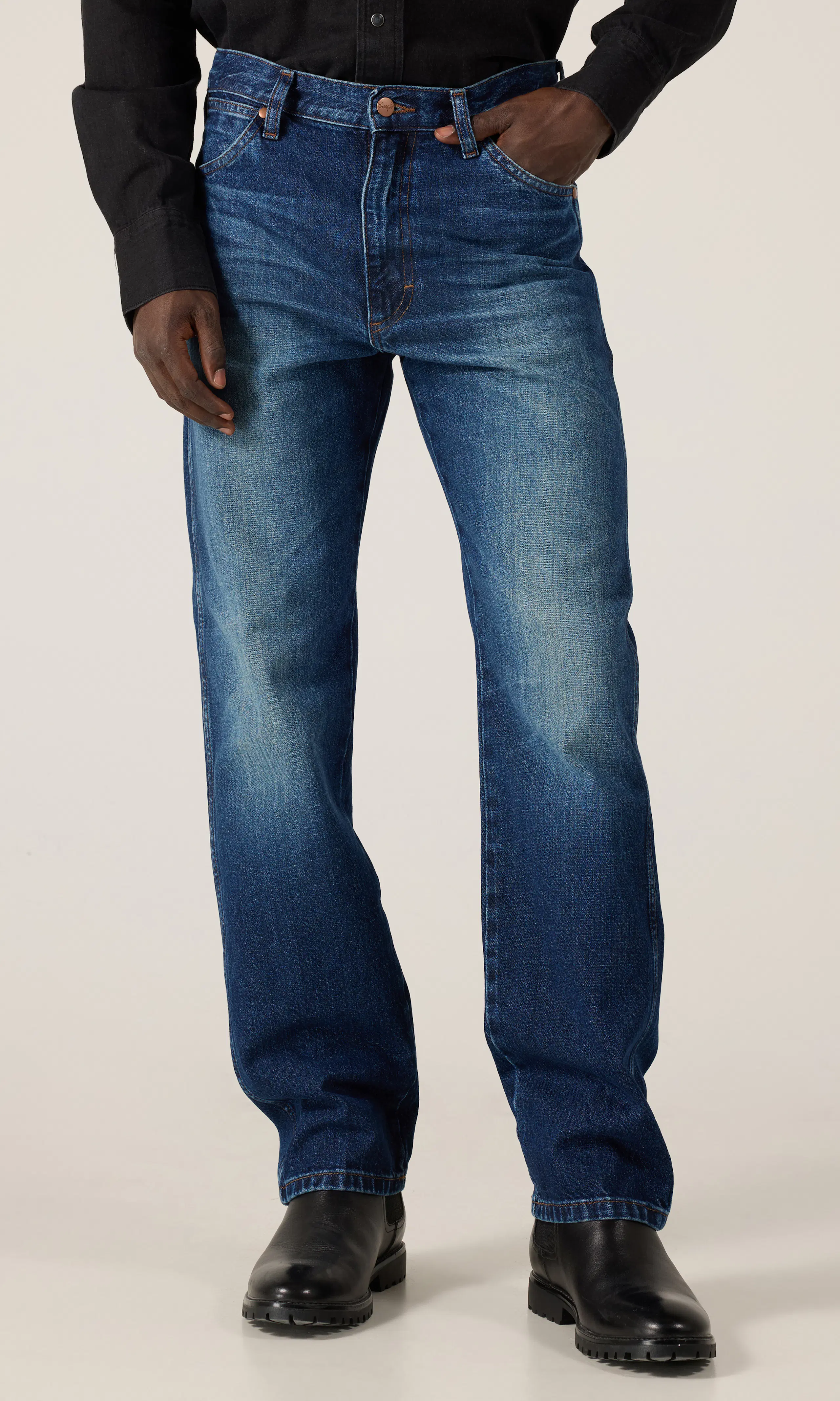 13MWZ Cowboy Cut® Mörkblå Jeans. Front. Model.