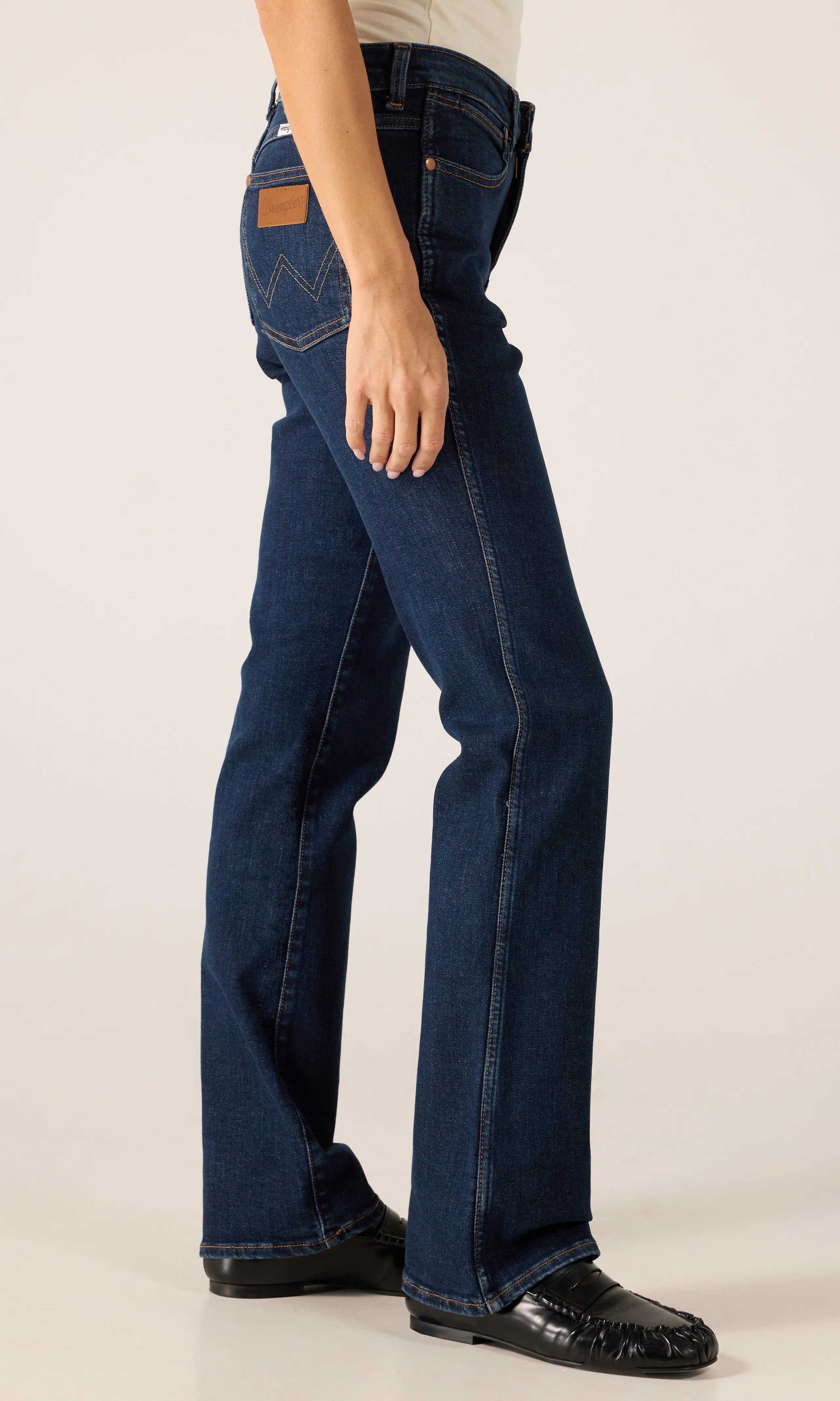Dallas Mørk Blå Jeans. Front 2. Model.
