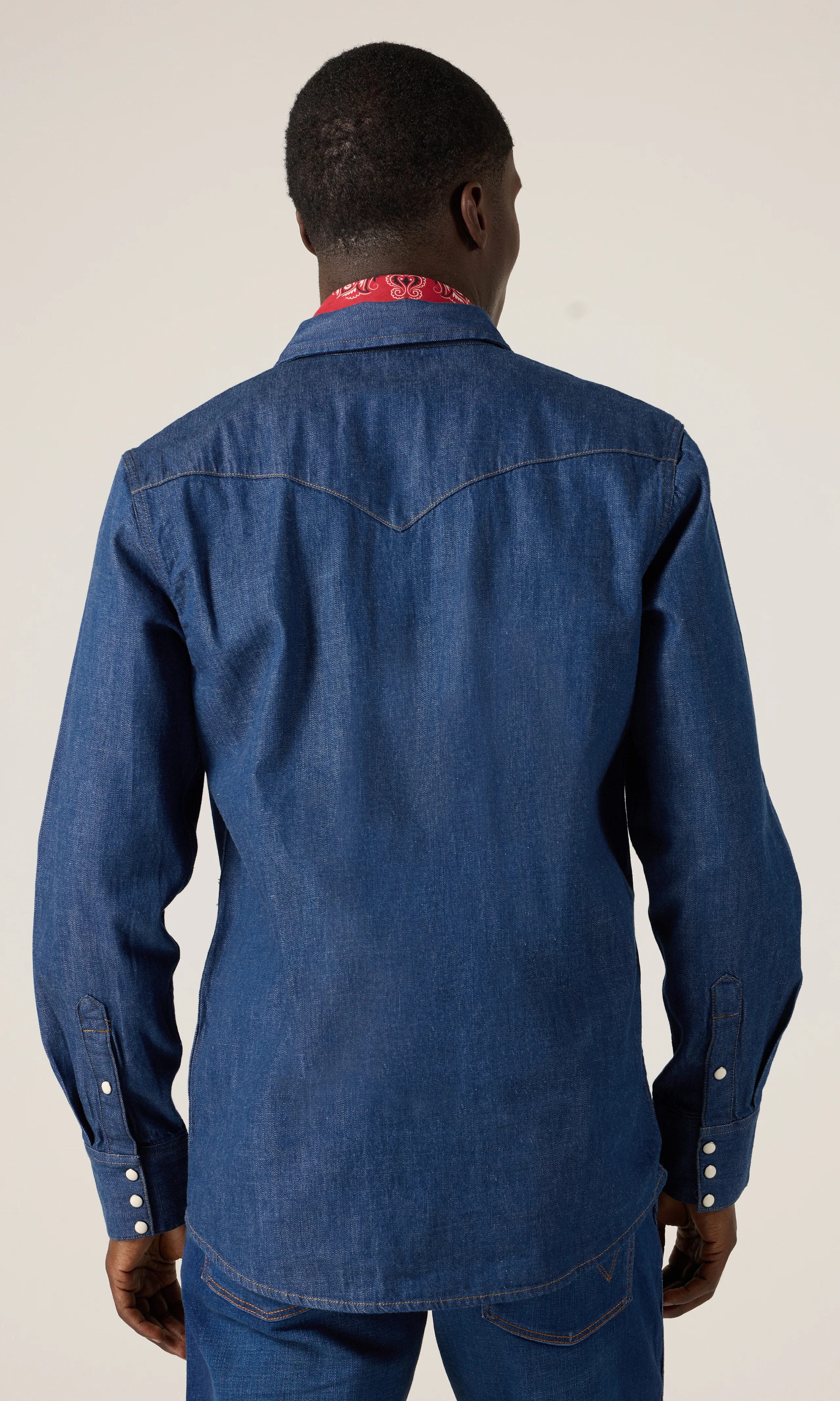 Western Medium Blå Denim Skjorte. Back. Model.