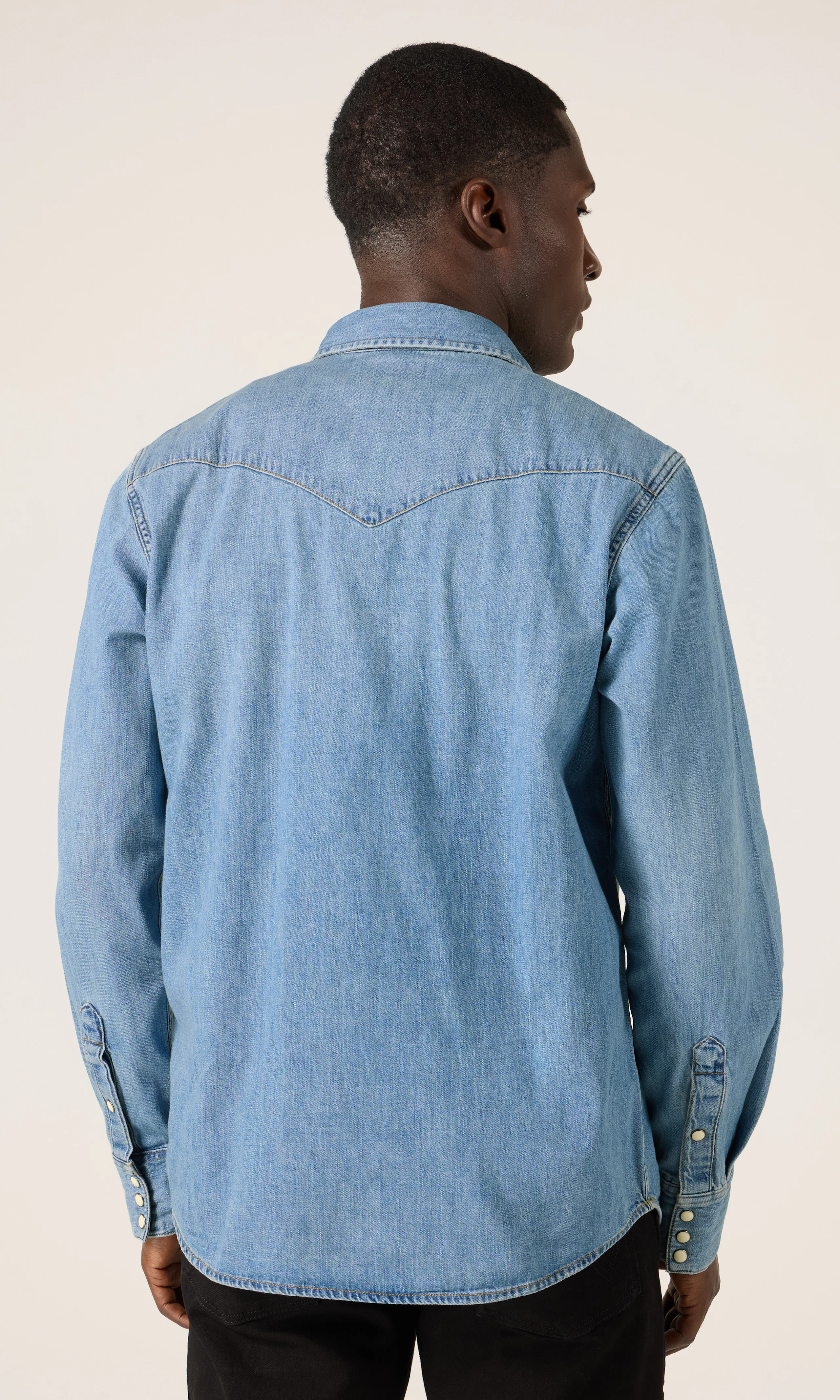 Western Ljusblå Denim Skjorta. Back. Model.