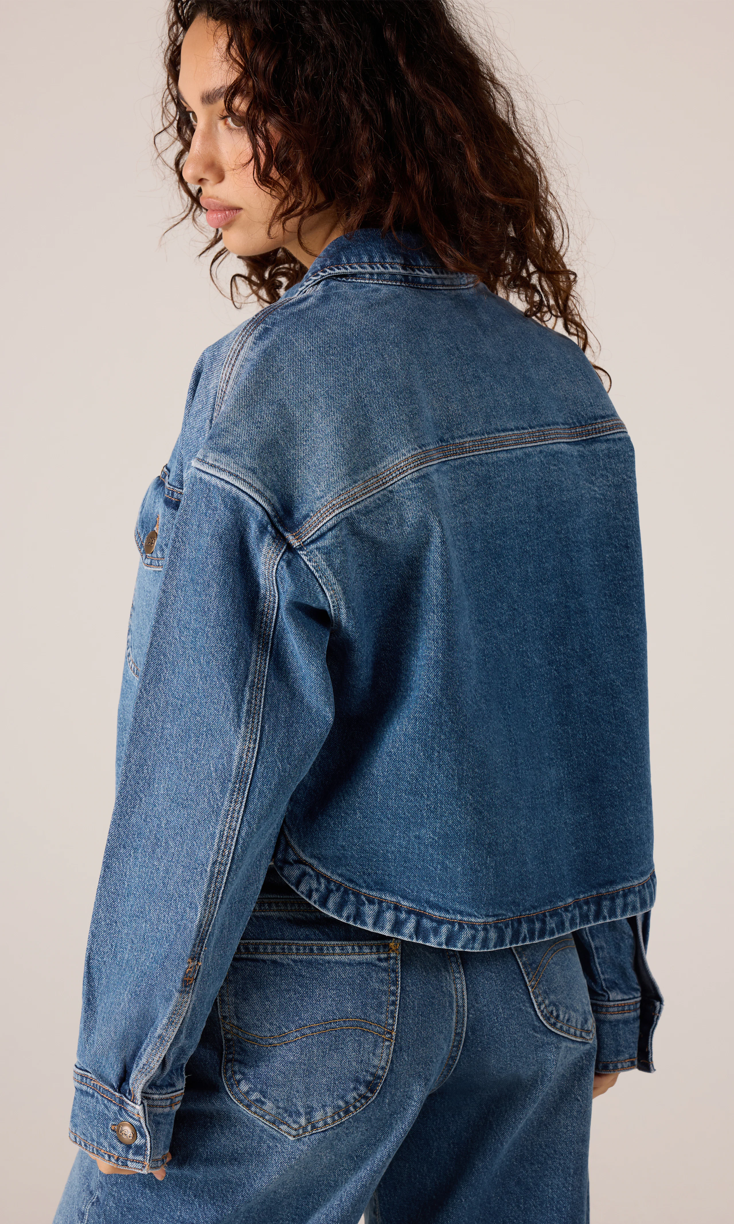Flap Pocket Medium Blå Jacka. Back. Model.