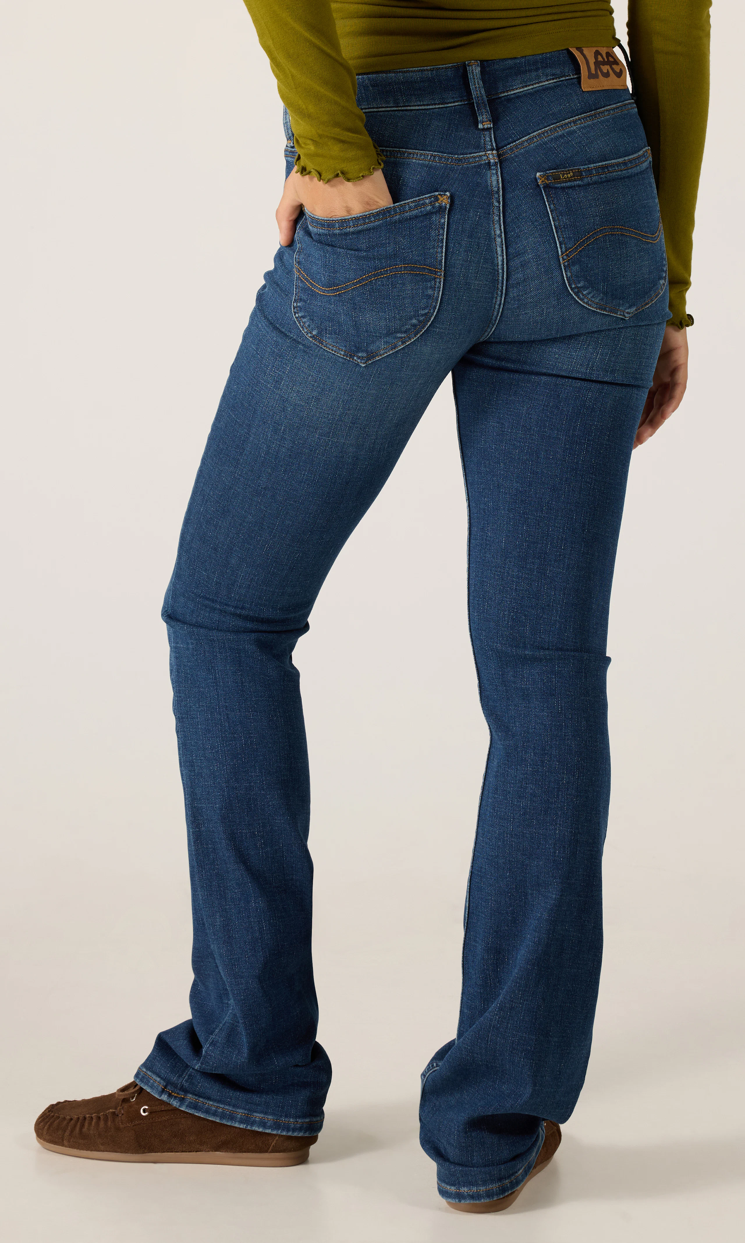 Breese Boot 70's Mörkblå Jeans. Back. Model.