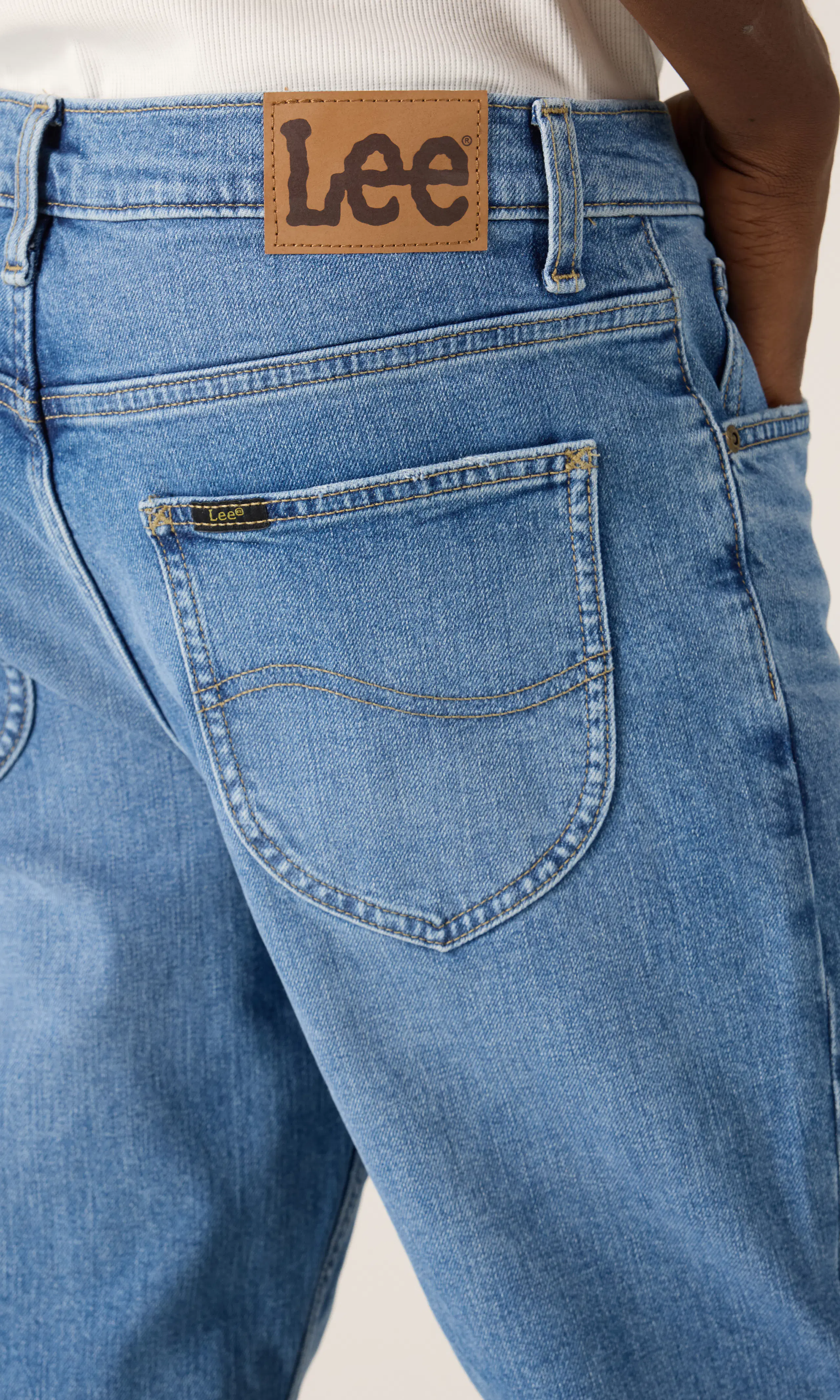 The David Lys Blå Jeans. Detail 2. Model.