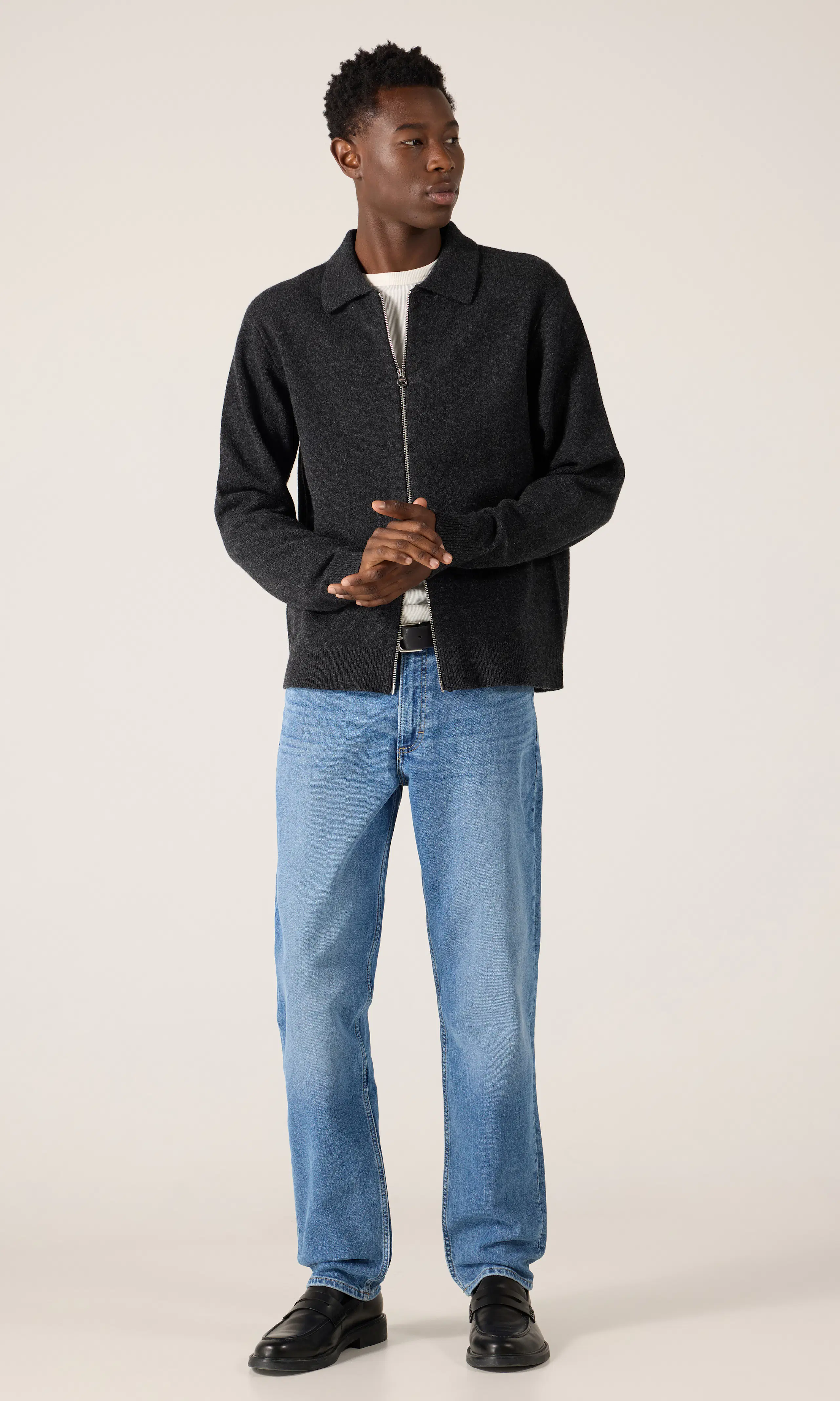 The David Lys Blå Jeans. Front 1. Model.