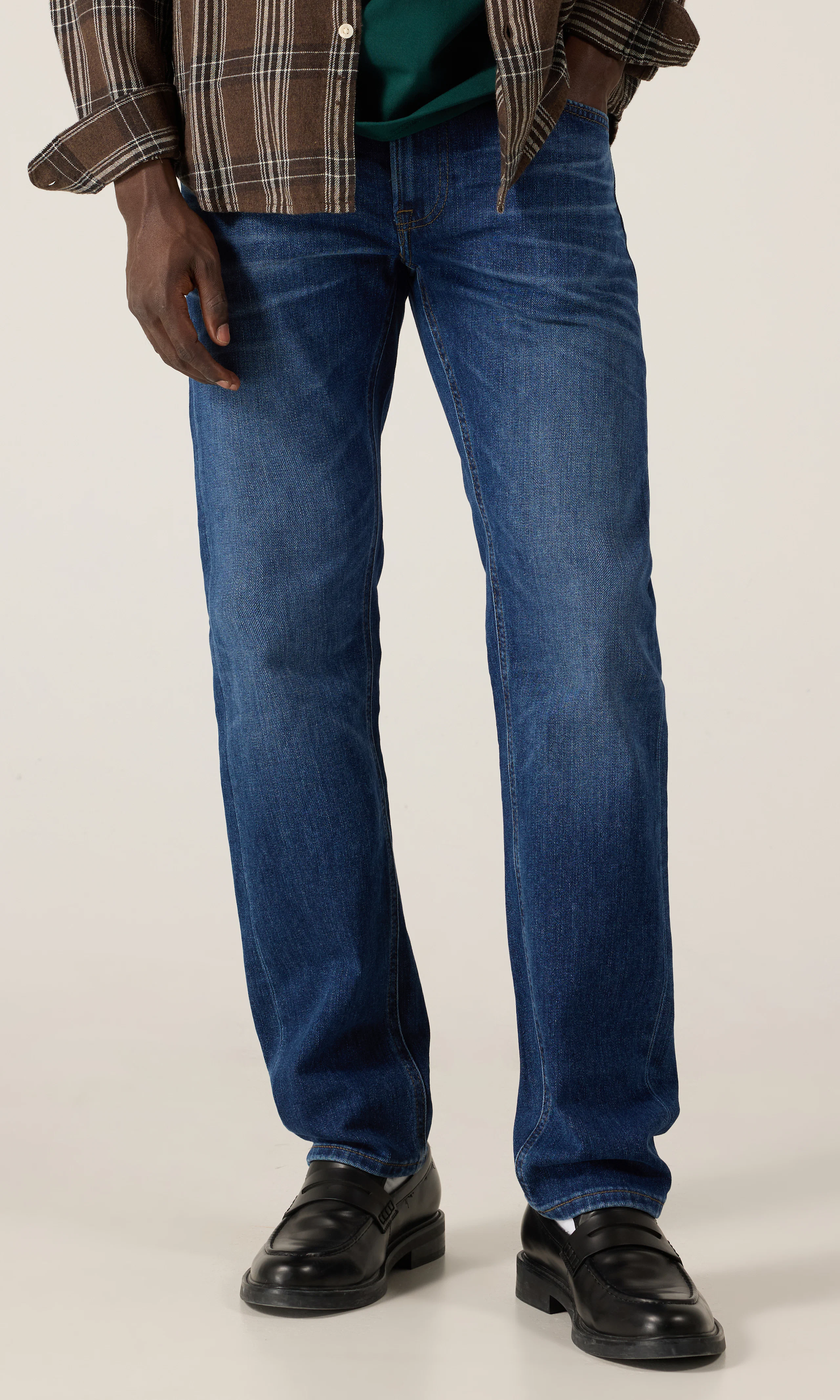 Daren Zipfly Mörkblå Jeans. Front. Model.