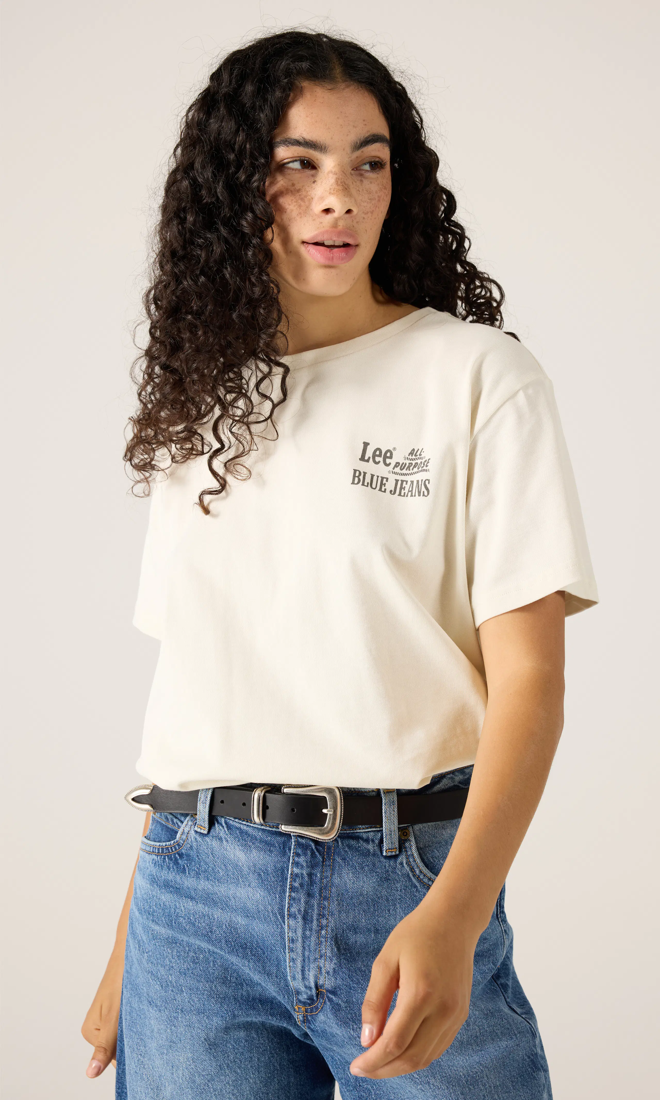 Blue Jeans Tee Vit  T-shirt. Front. Model.