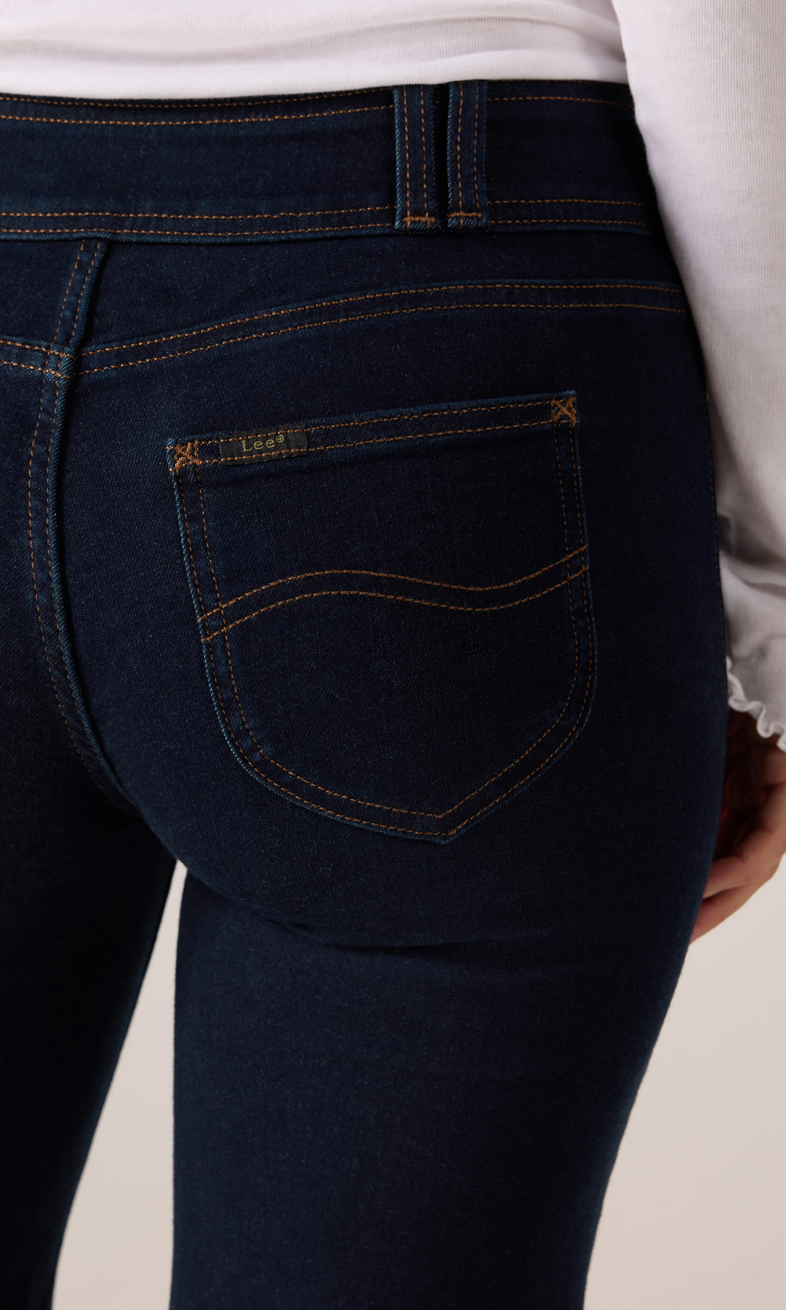 70s Lana Mid Rise Boot Mörkblå Jeans. Detail 2. Model.