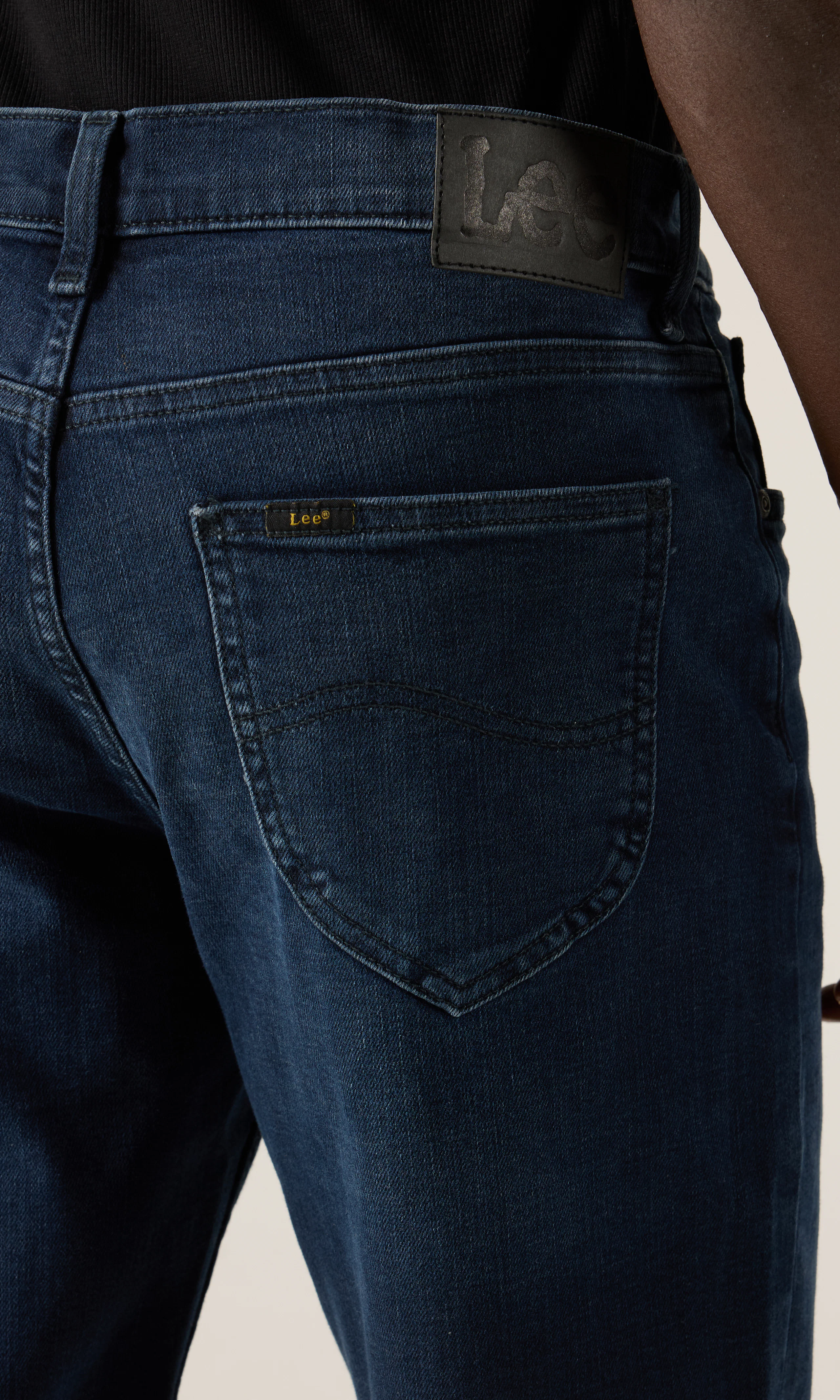 The David Mörkblå Jeans. Detail 2. Model.