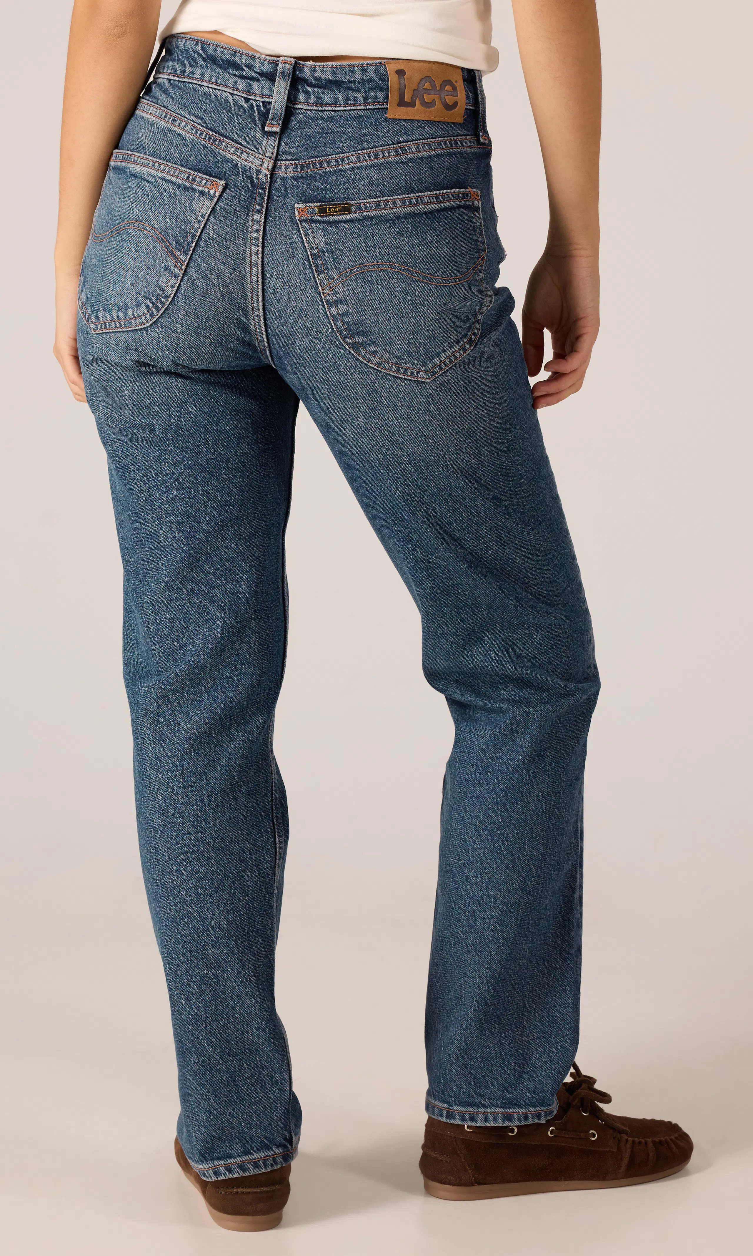 Carol Mørk Blå Jeans. Back. Model.