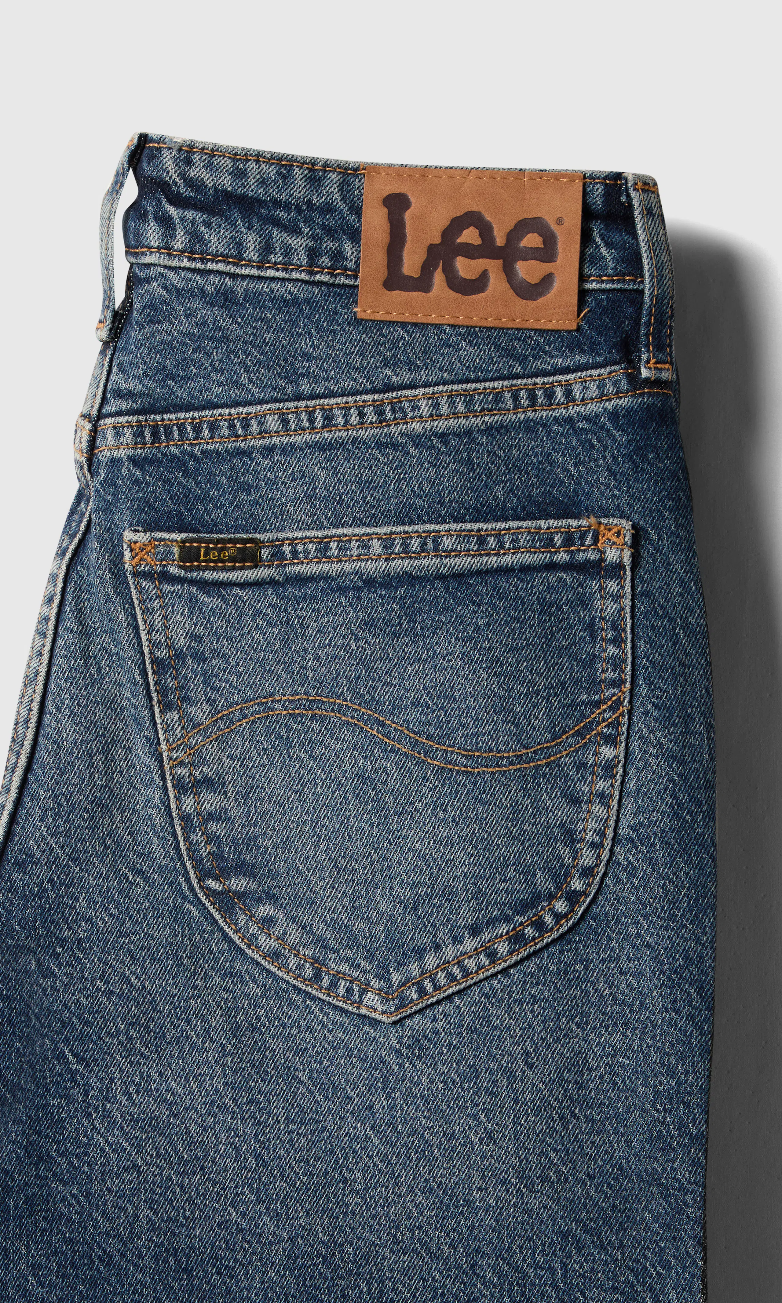 Carol Mørk Blå Jeans. Detail 1. Flat.