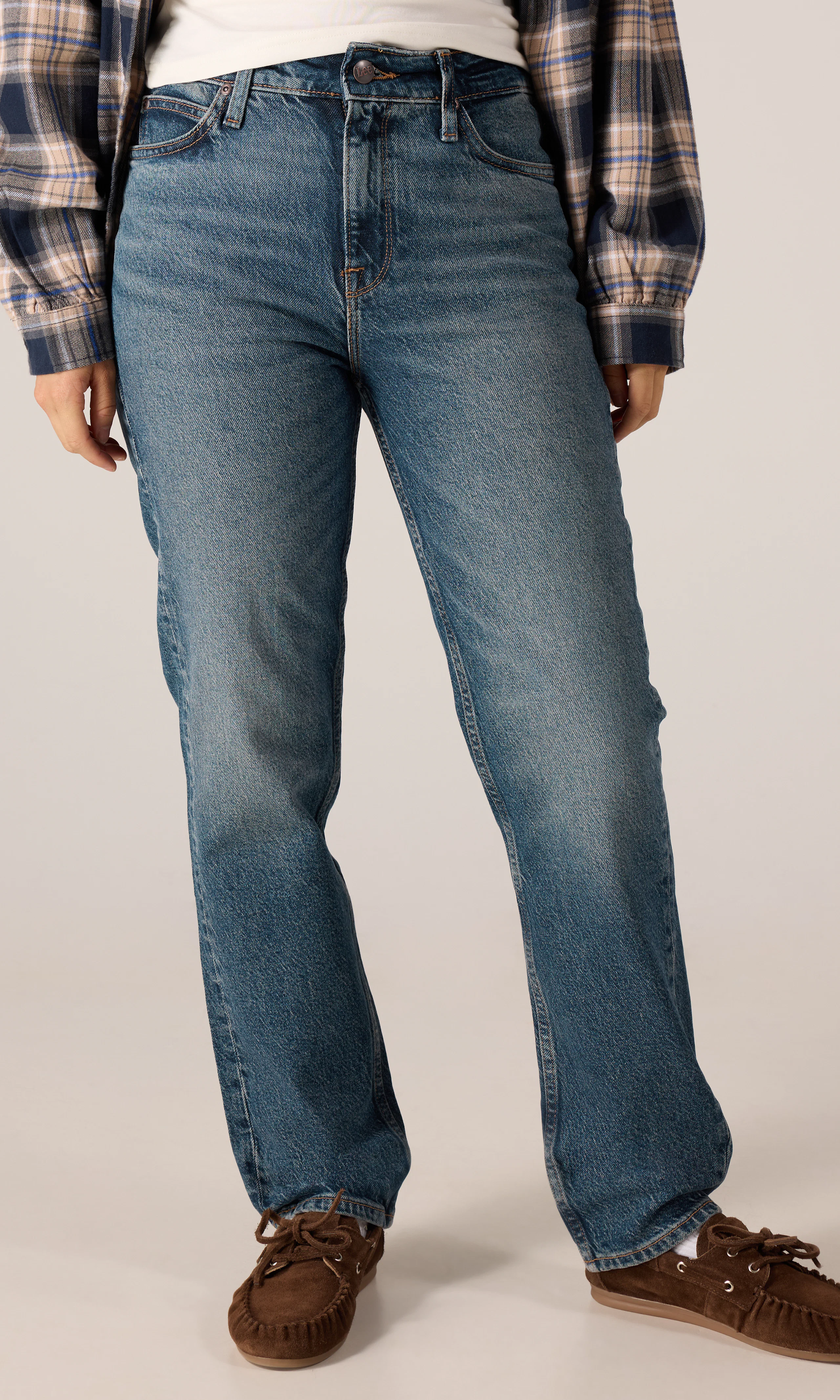 Carol Mørk Blå Jeans. Front. Model.