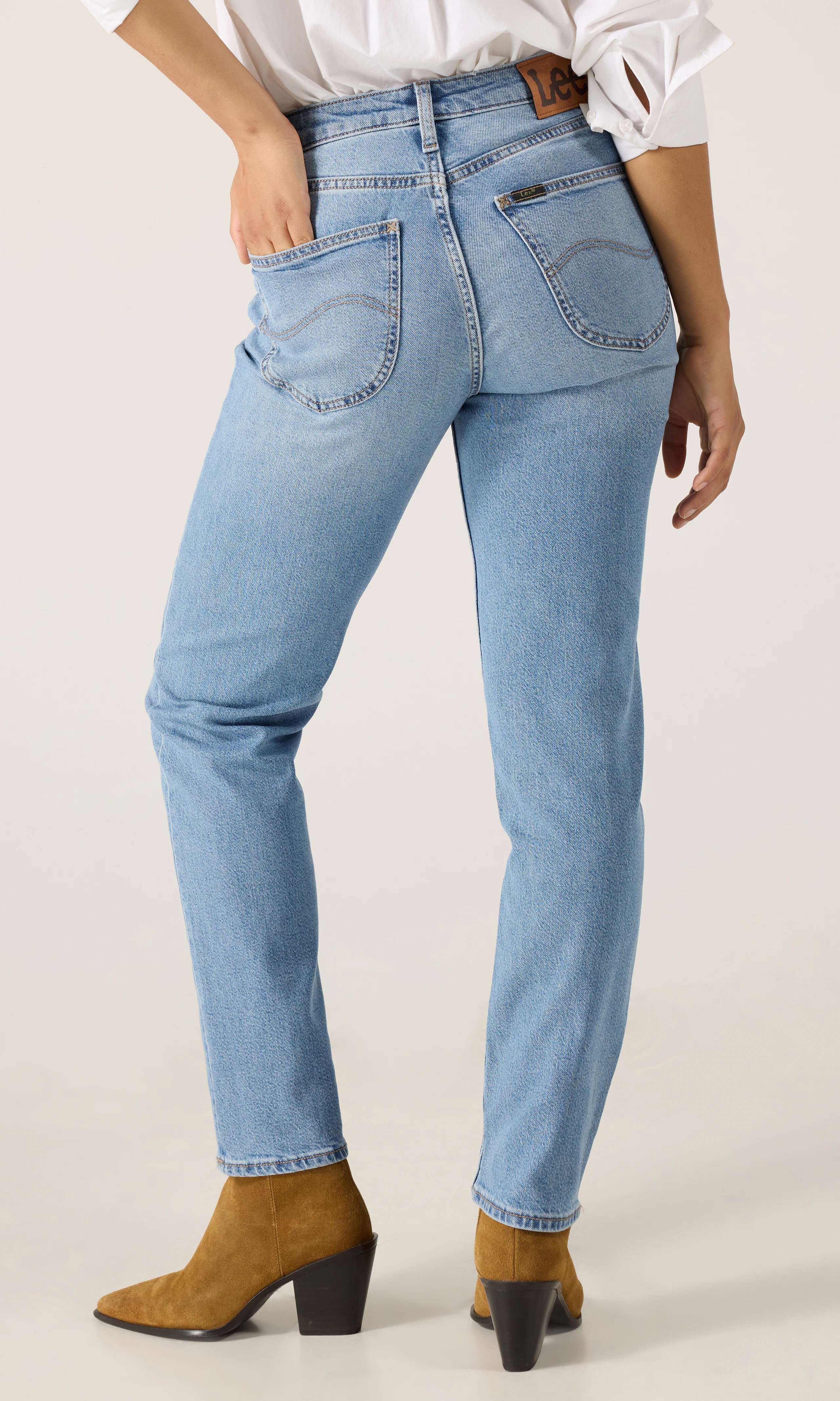 Carol Ljusblå Jeans. Back. Model.
