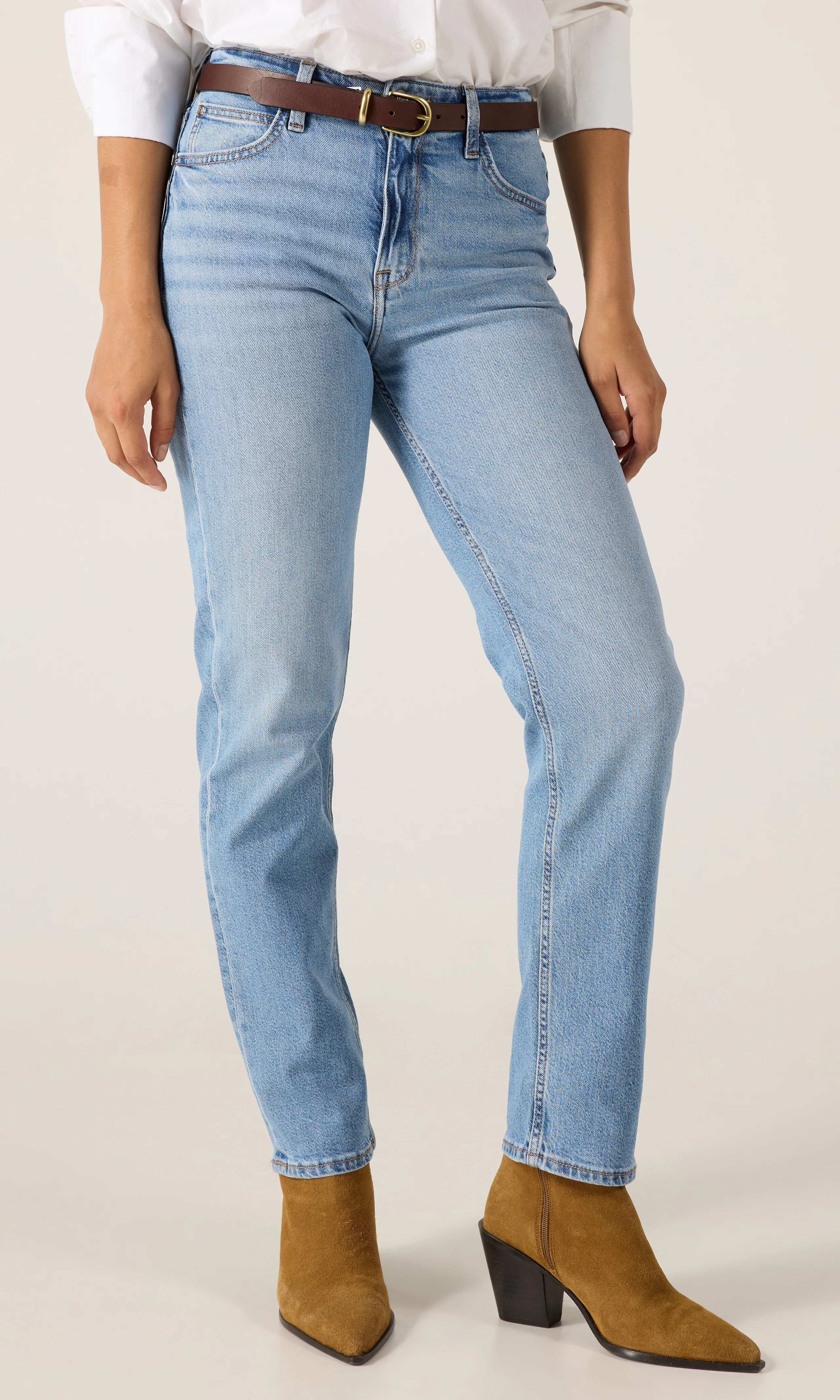 Carol Ljusblå Jeans. Front. Model.