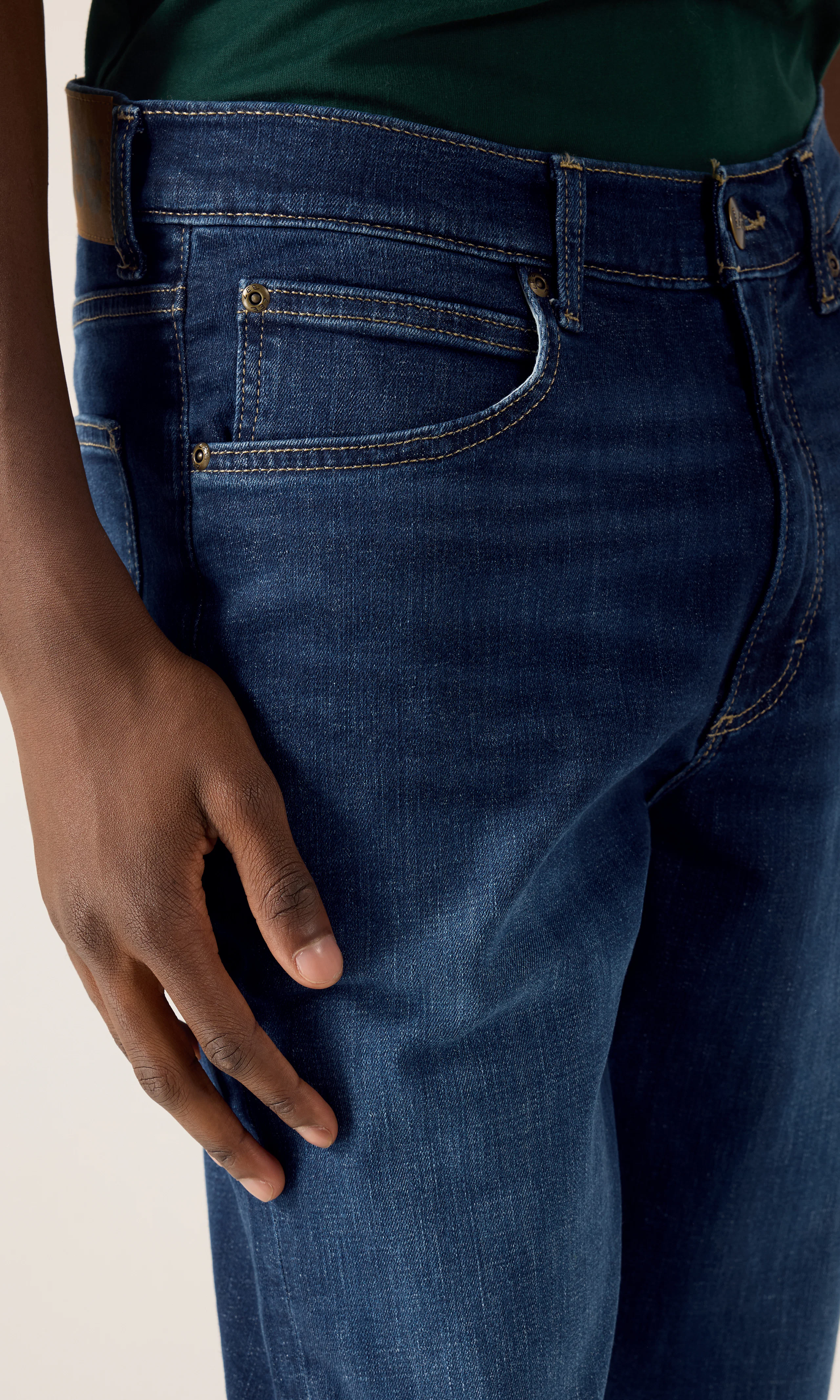 West Mörkblå Jeans. Detail 2. Model.