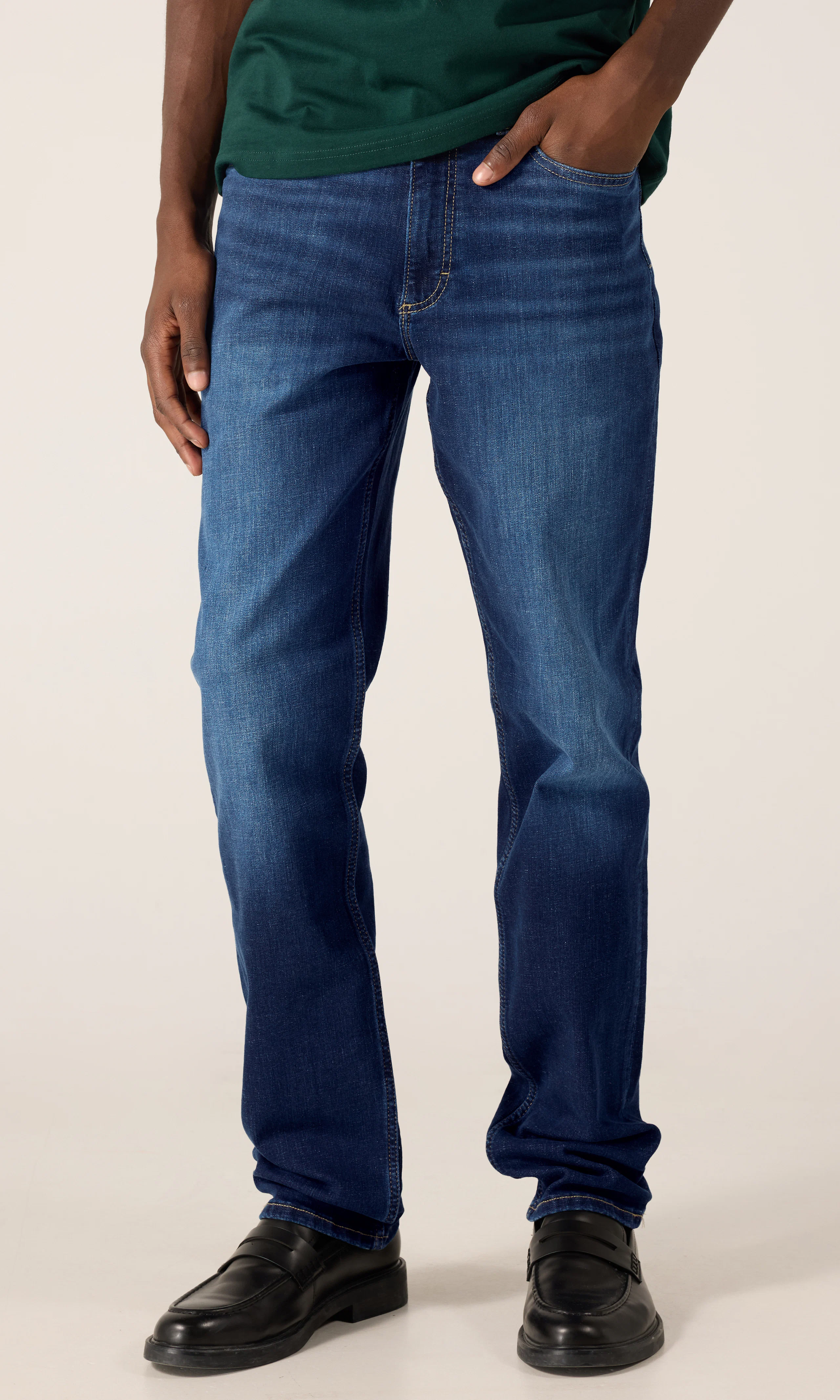 West Mörkblå Jeans. Front. Model.