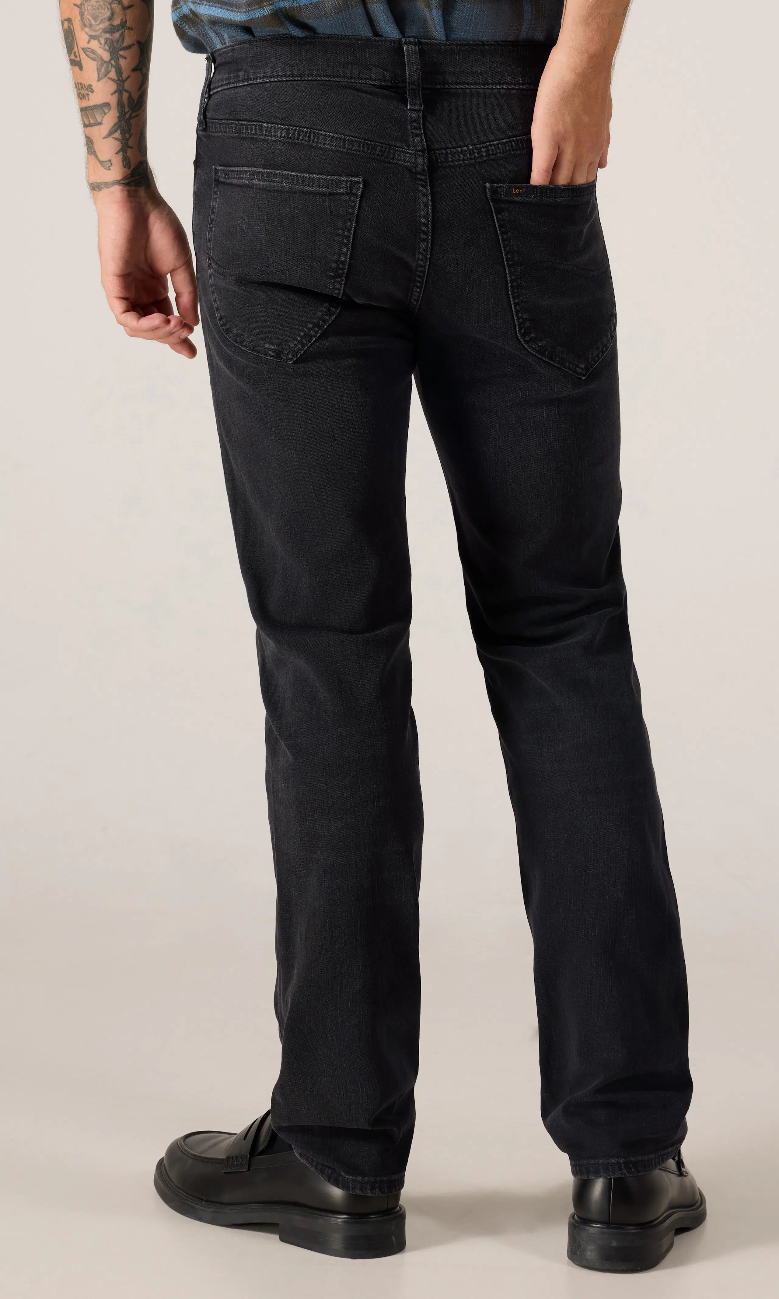 Daren Zipfly Svarta Jeans. Back. Model.