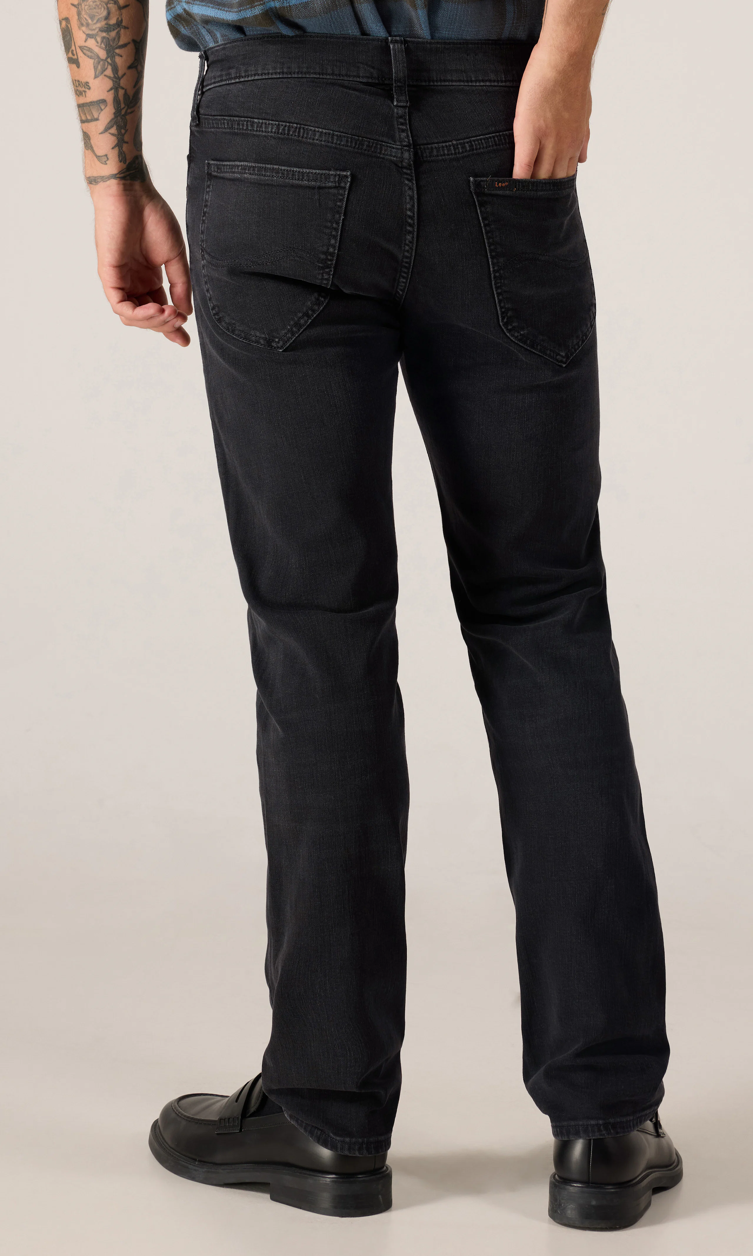 Daren Zipfly Svarta Jeans. Back. Model.