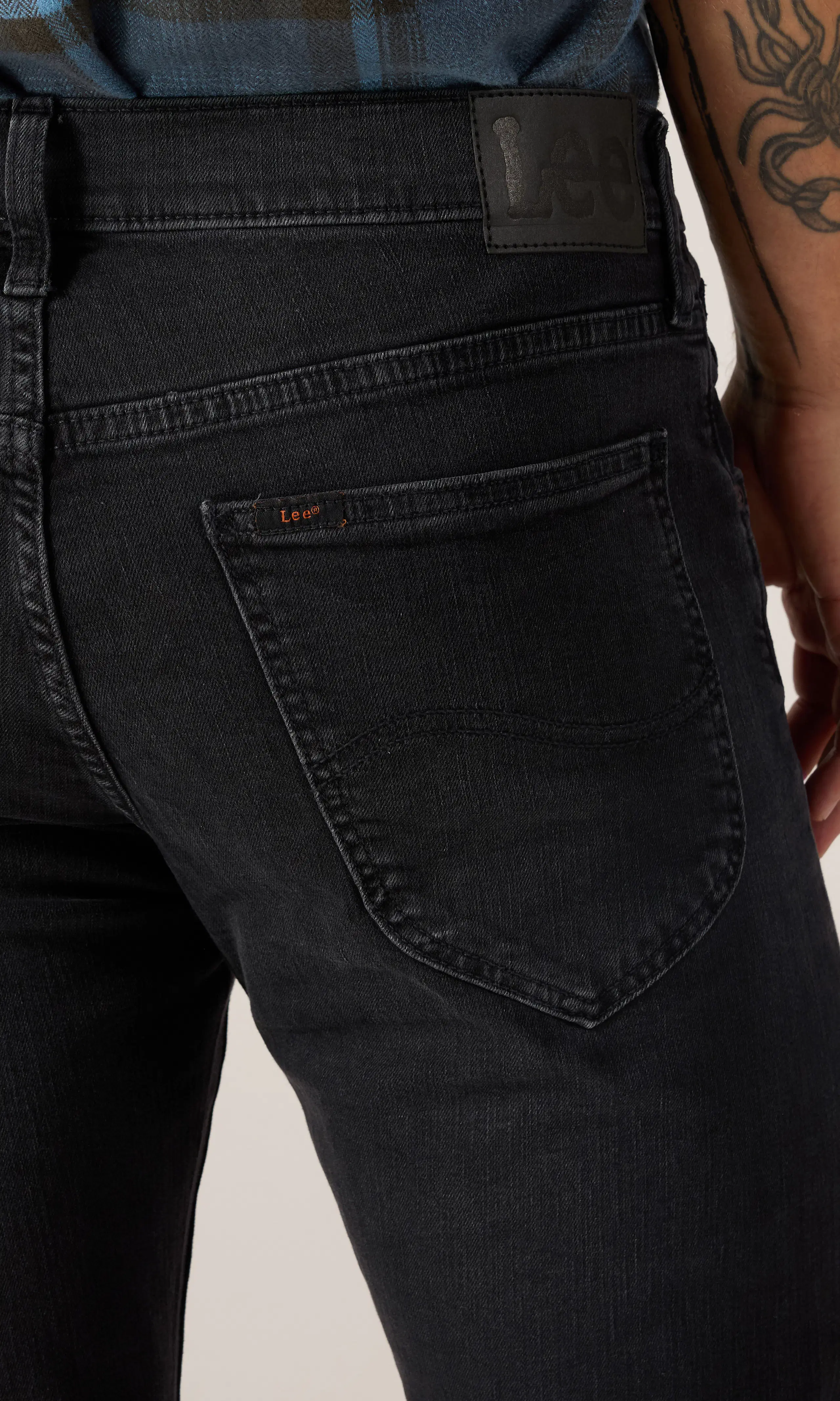 Daren Zipfly Svarta Jeans. Detail 1. Model.