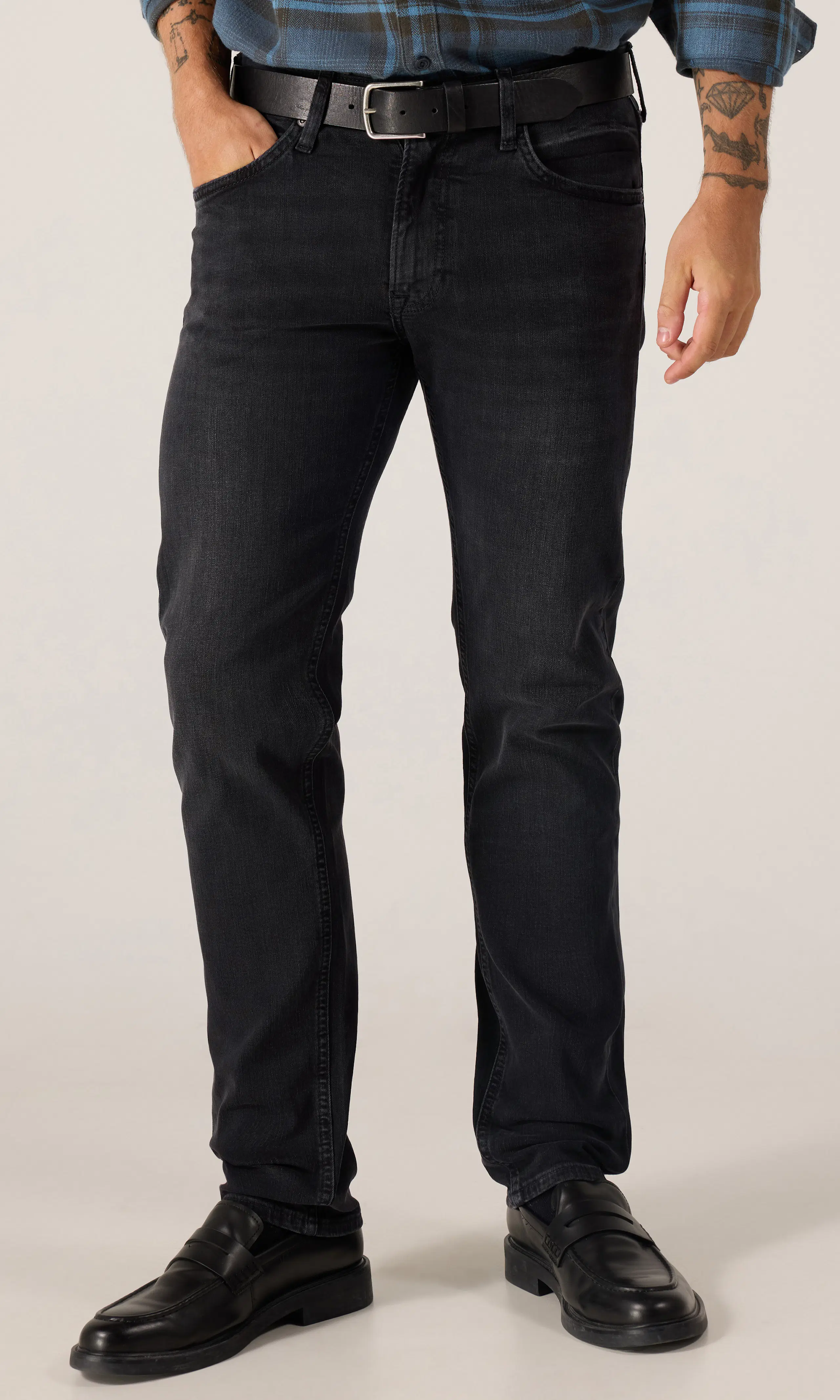 Daren Zipfly Svarta Jeans. Front. Model.