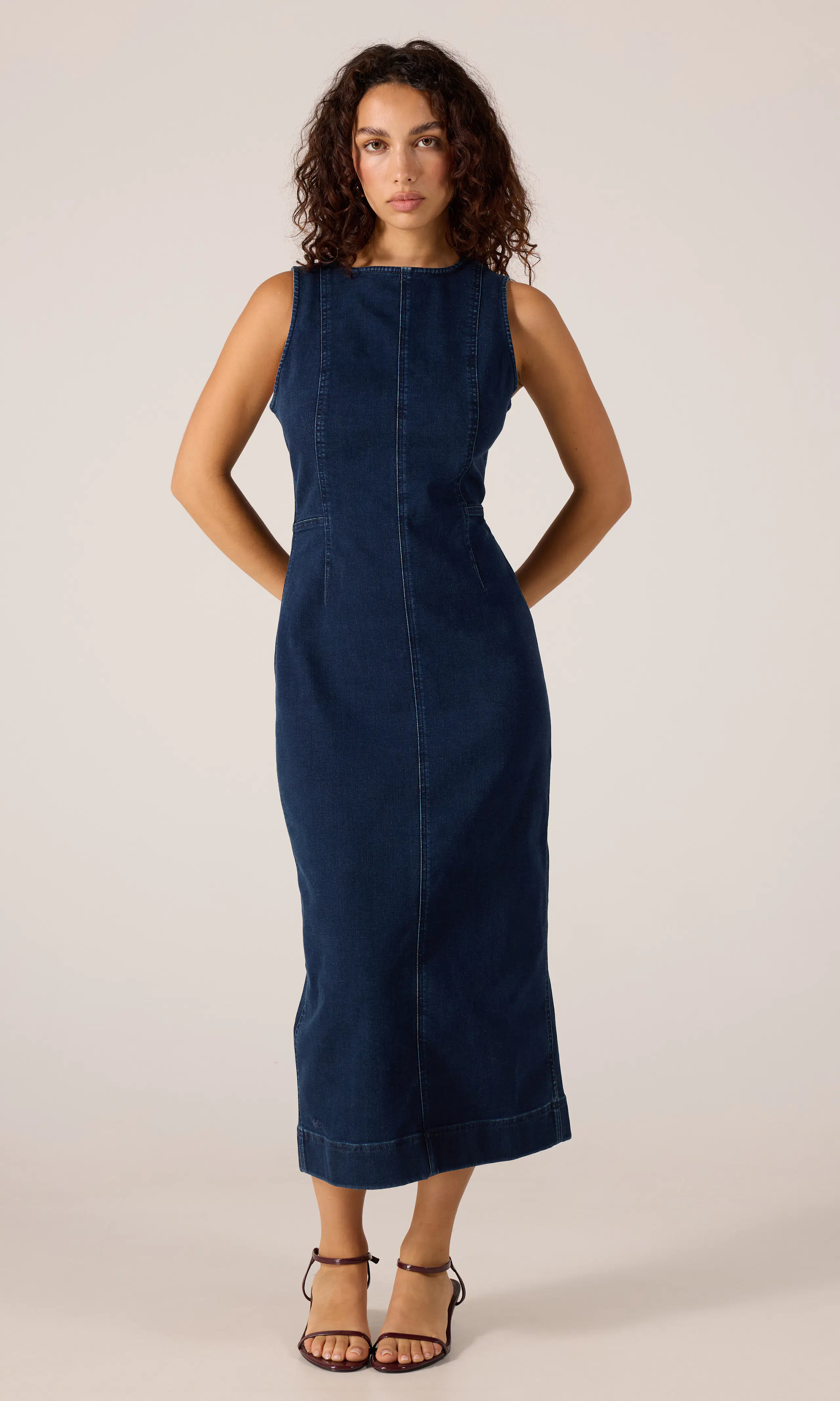 Shaped Long Dress Mørk Blå Kjole. Front 1. Model.