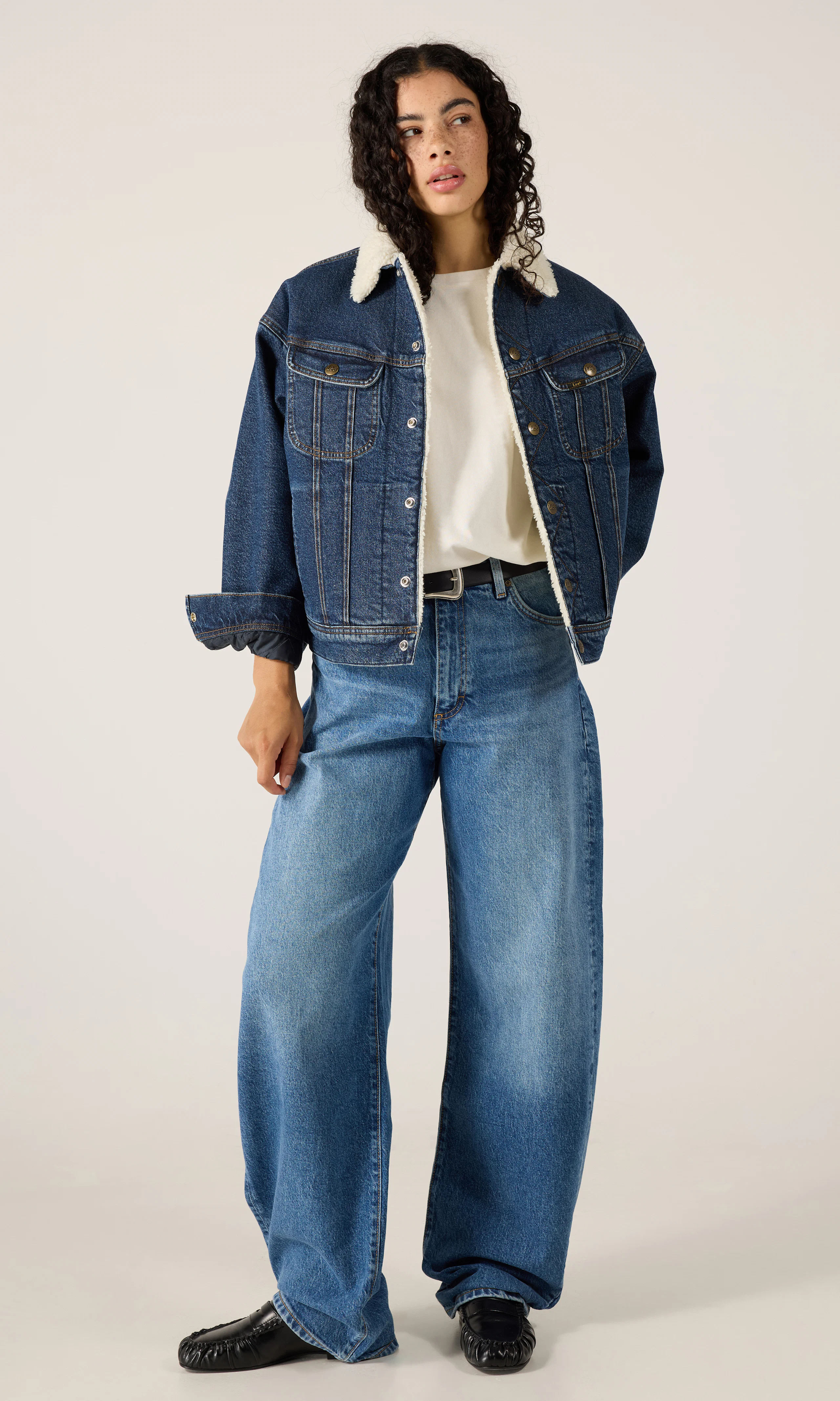 Rider Relaxed Sherpa Jakke. Front 1. Model.