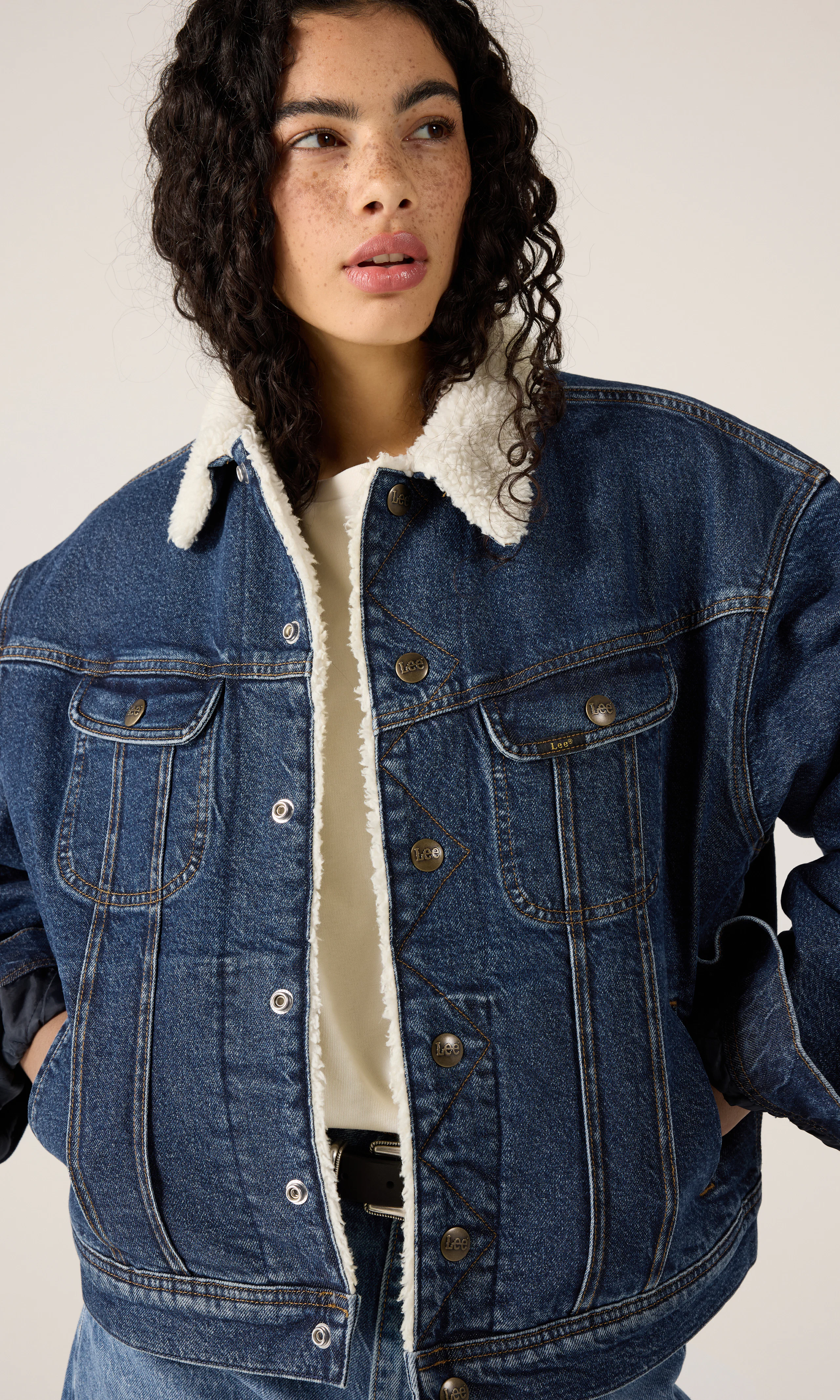 Rider Relaxed Sherpa Jakke. Front. Model.