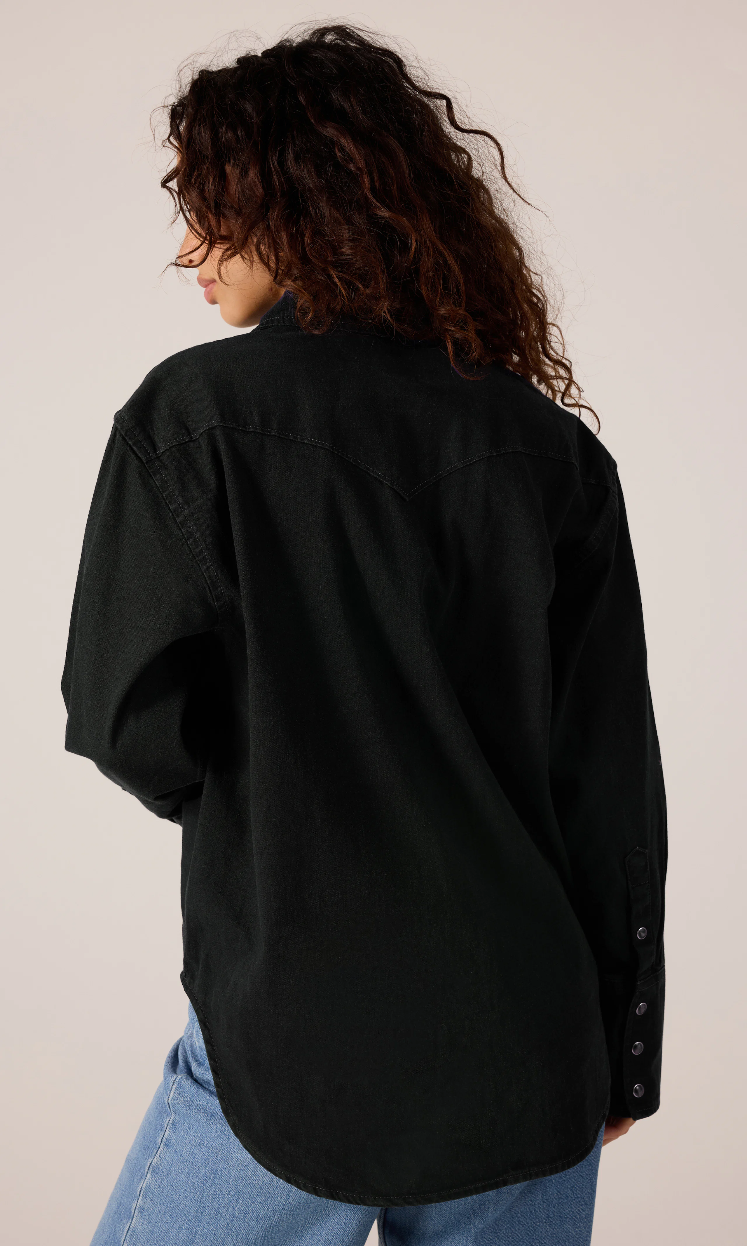 Essential Western Svart Skjorte. Back. Model.
