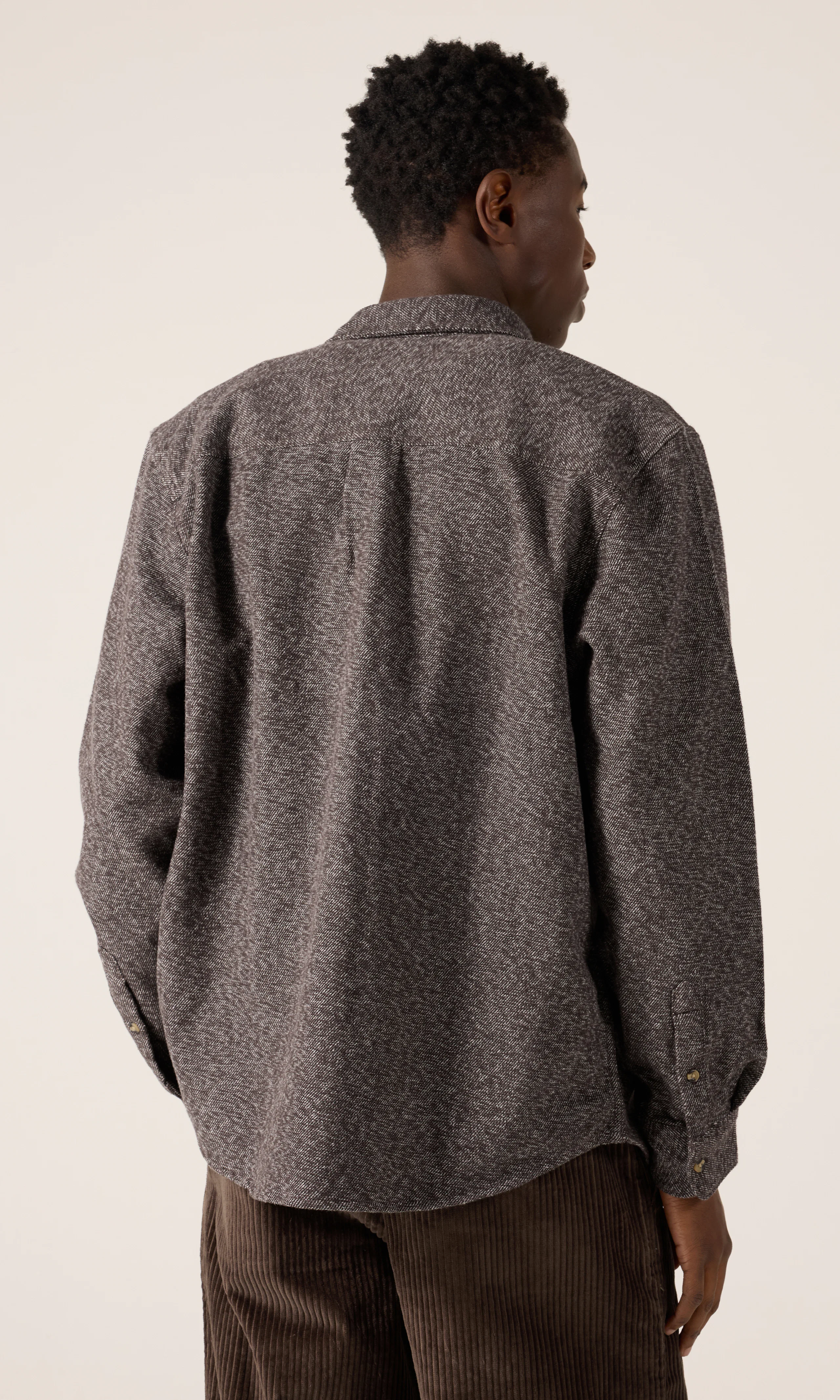 Workwear Relaxed Button Down Skjorte. Back. Model.