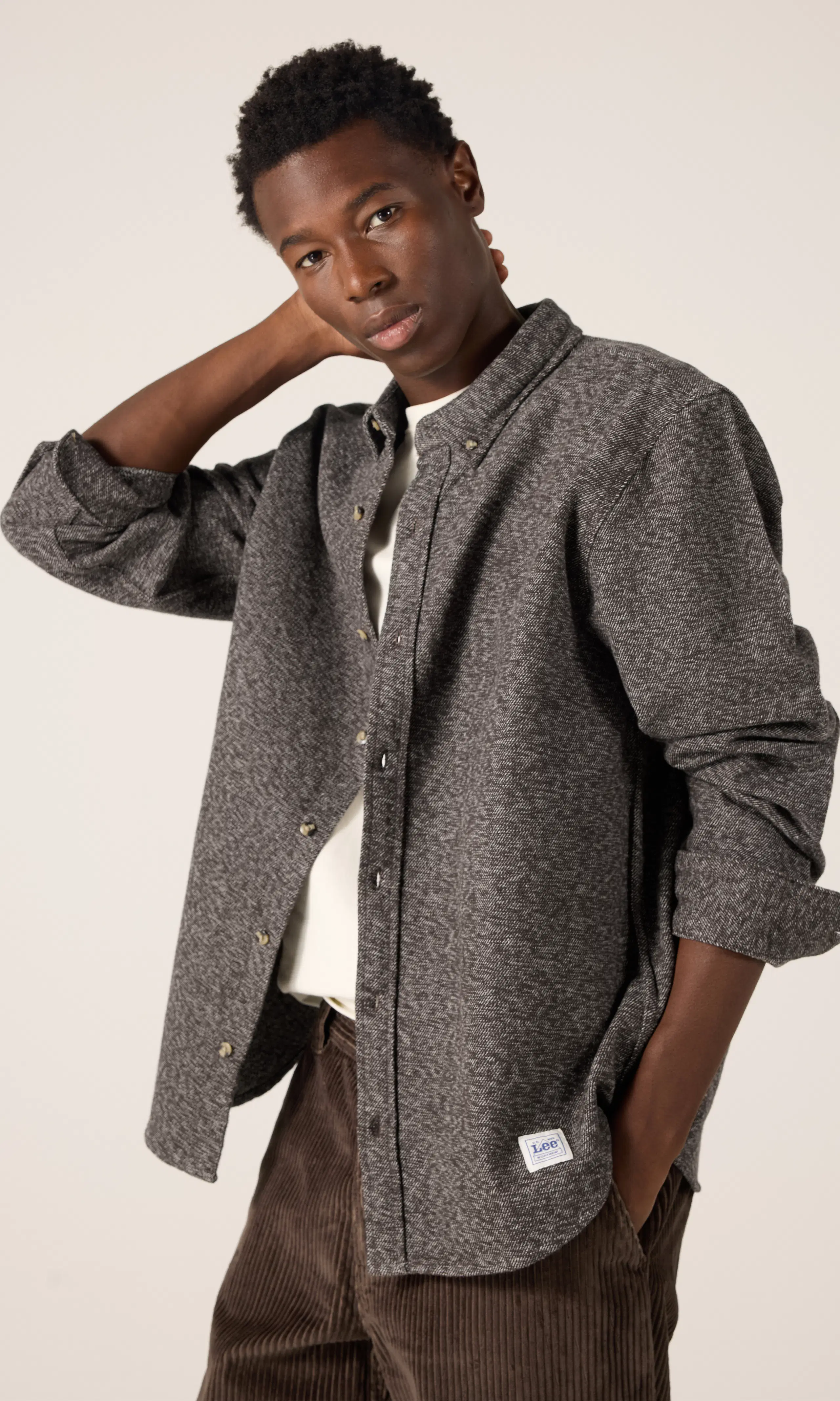 Workwear Relaxed Button Down Skjorte. Front. Model.