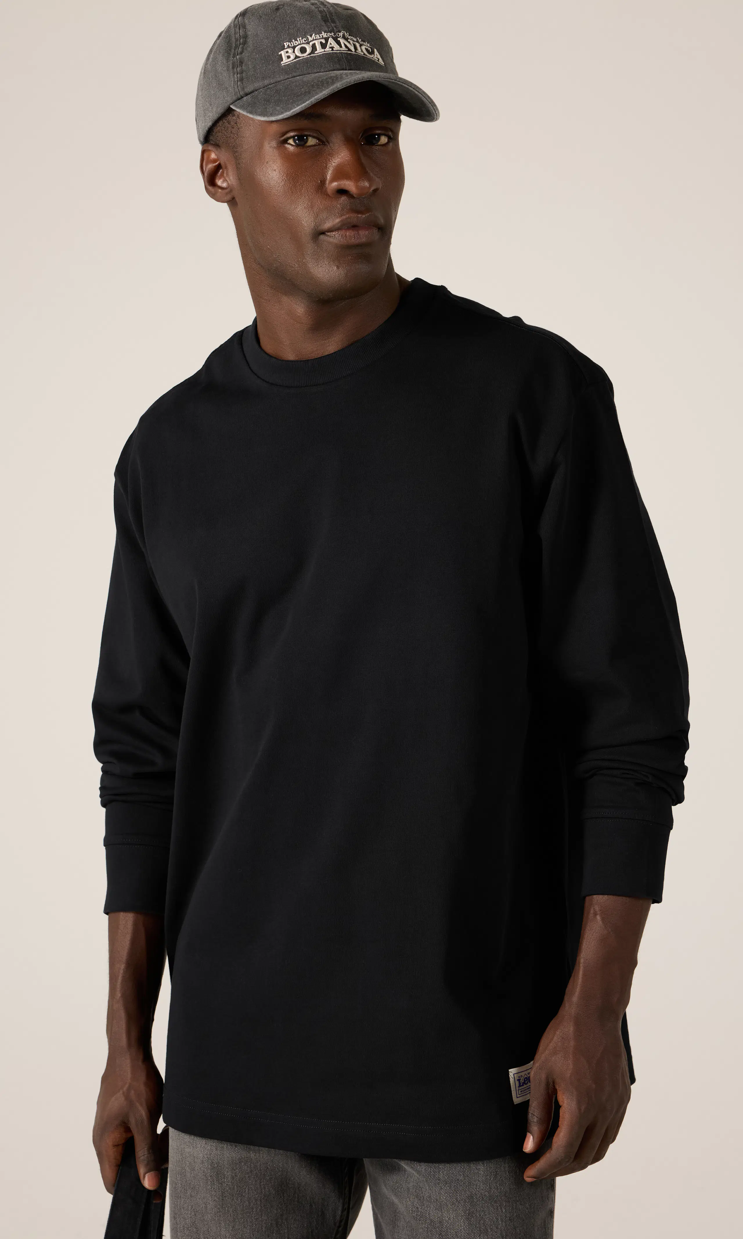 Workwear Longsleeve Boxy Heavy Tee Genser. Front 1. Model.