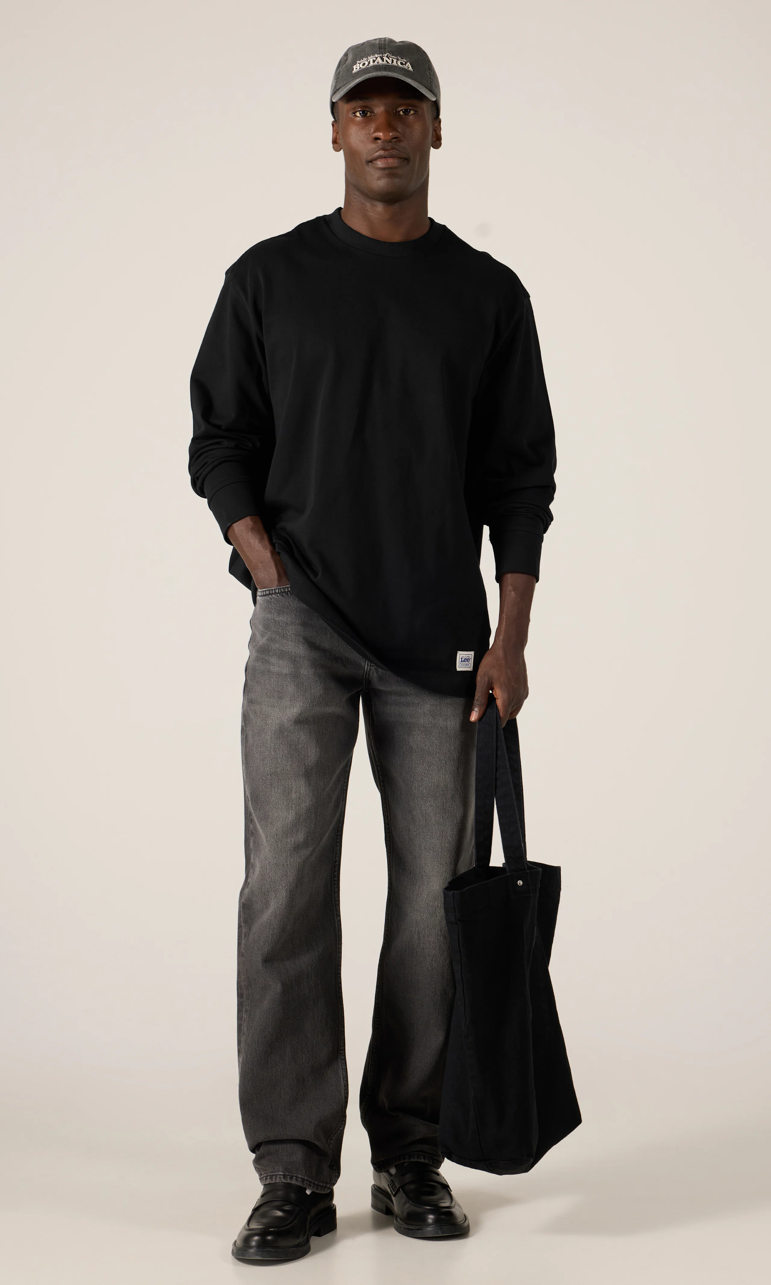 Workwear Longsleeve Boxy Heavy Tee Genser. Front 2. Model.