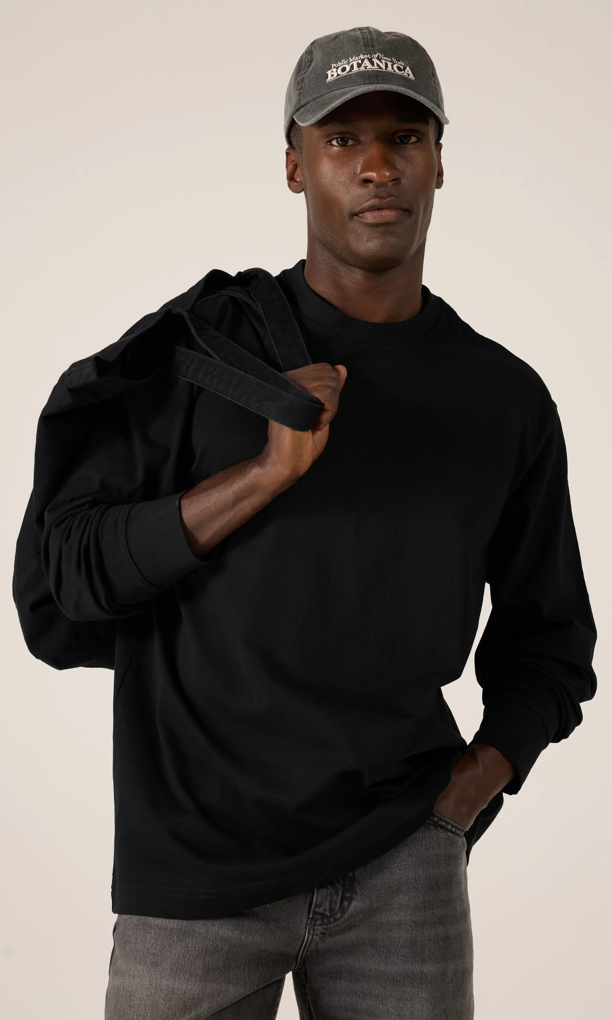 Workwear Longsleeve Boxy Heavy Tee Genser. Front. Model.