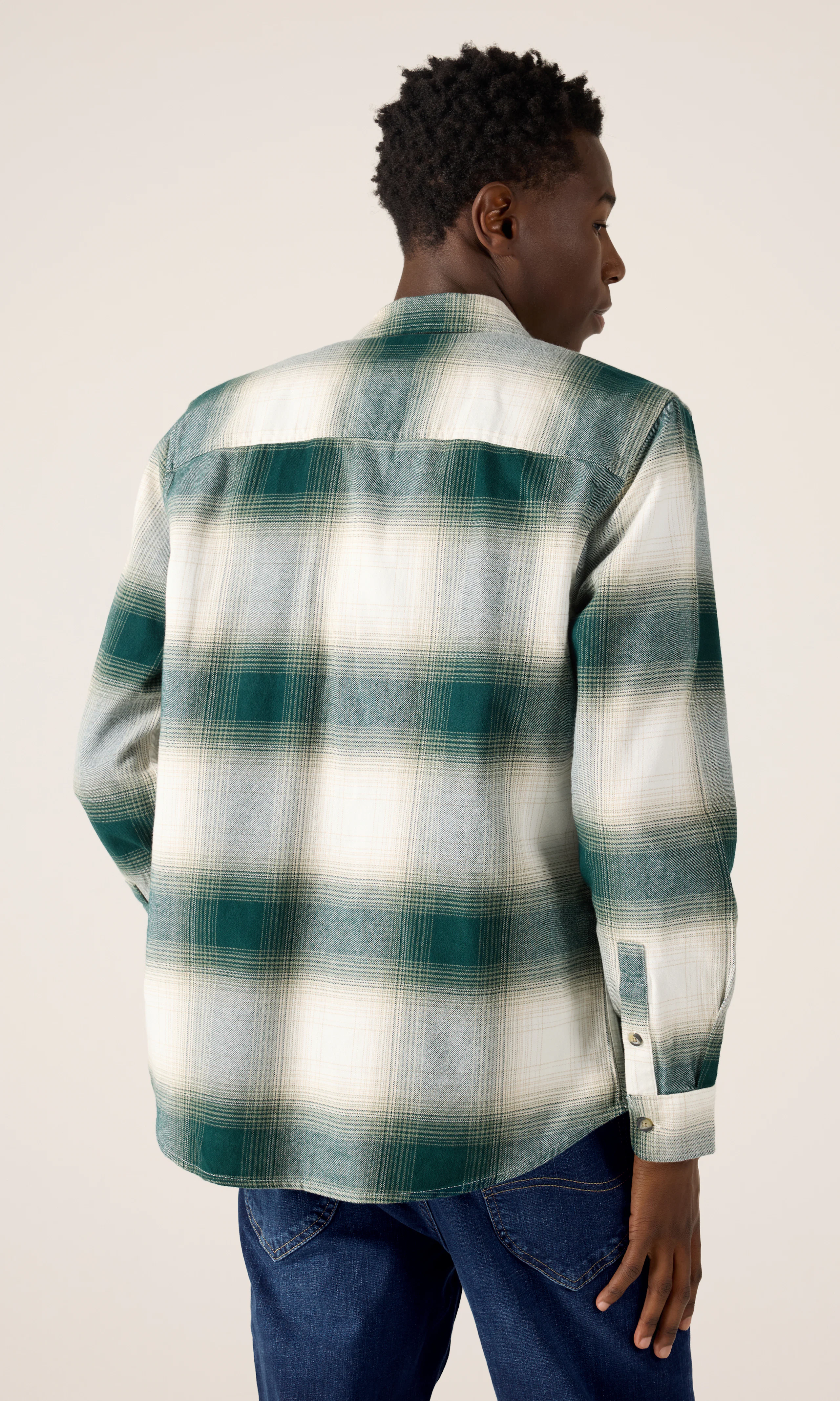 Leesure Ruudullinen Kauluspaita. Back. Model.