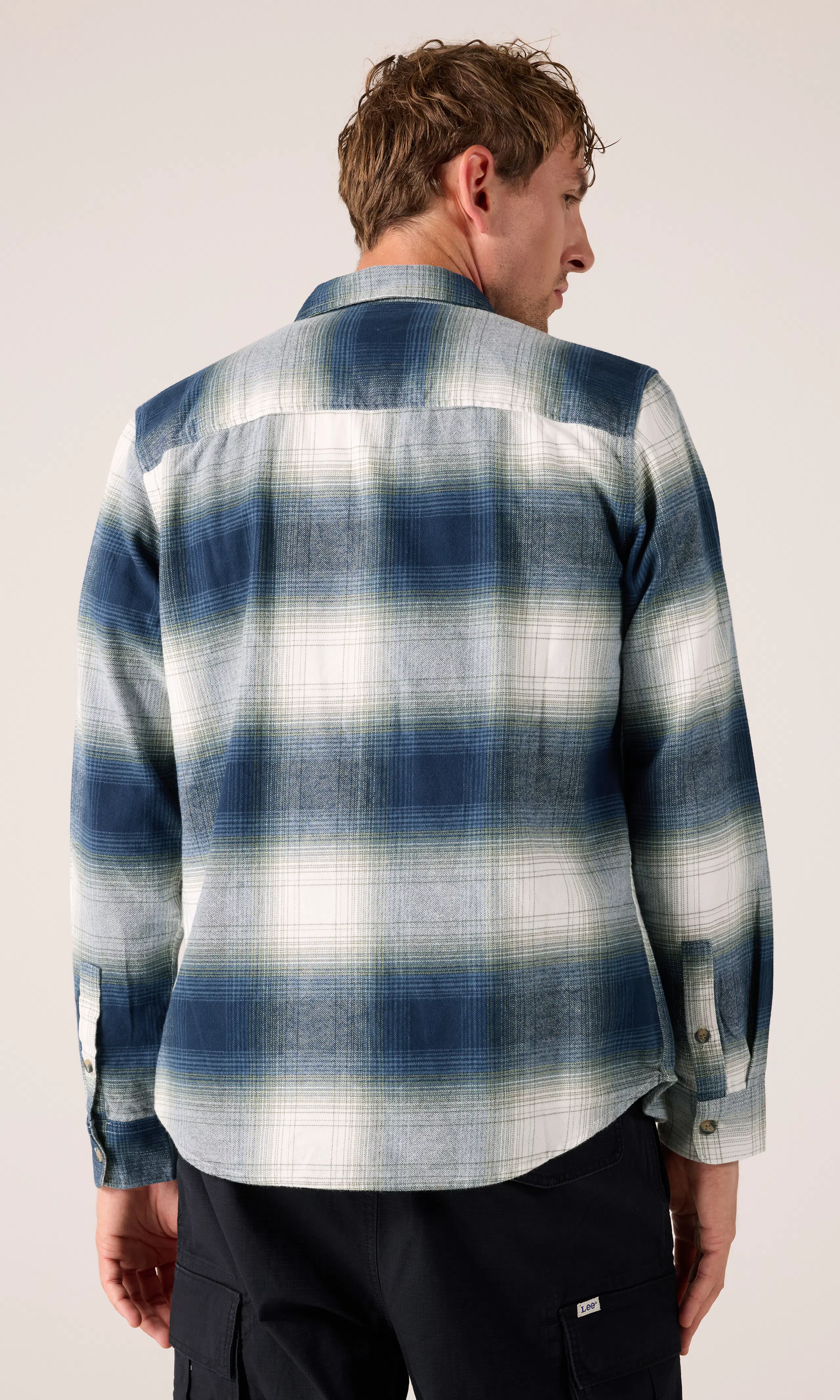 Leesure Ruudullinen Kauluspaita. Back. Model.