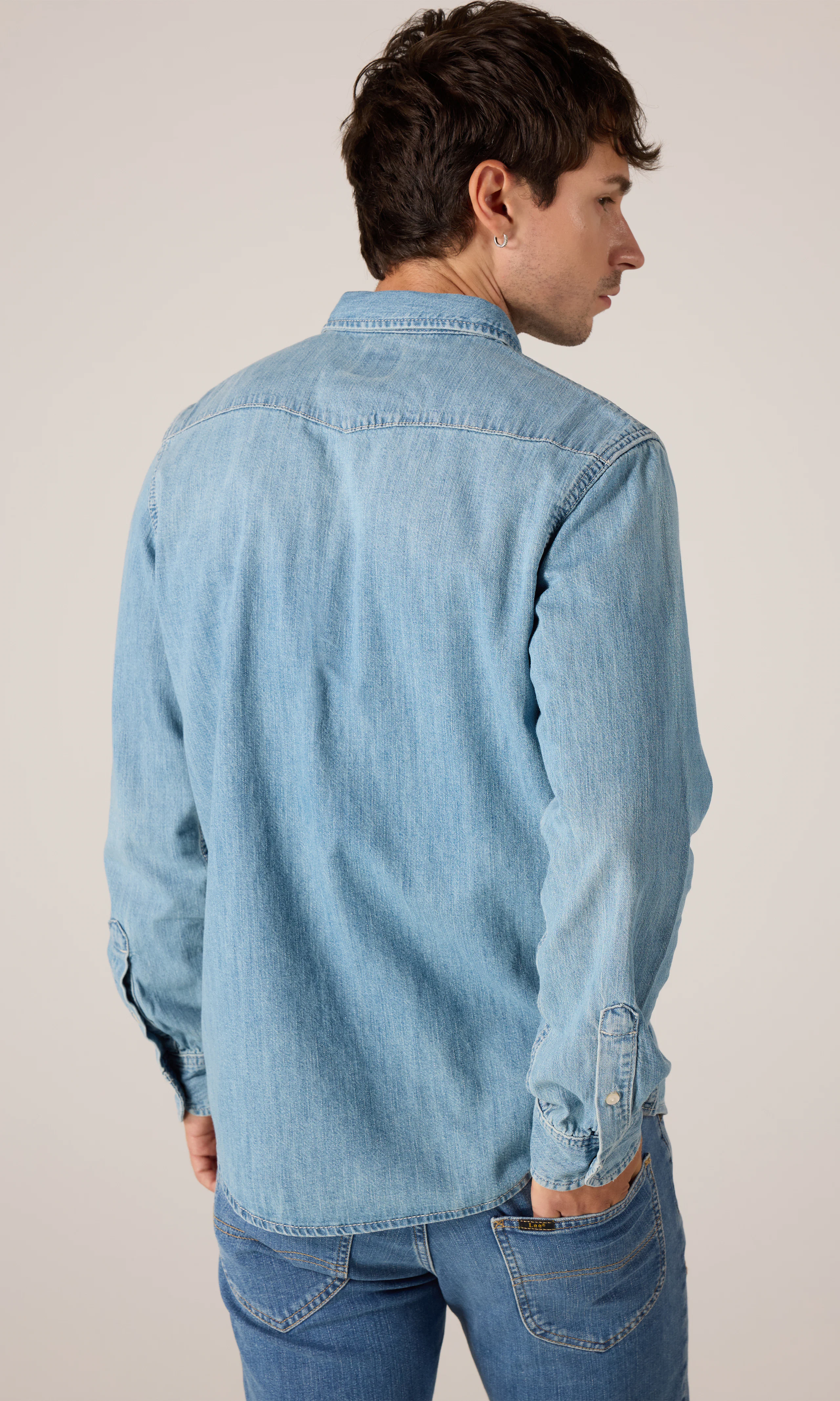 Regular Western Lys Blå Denim Skjorte. Back. Model.