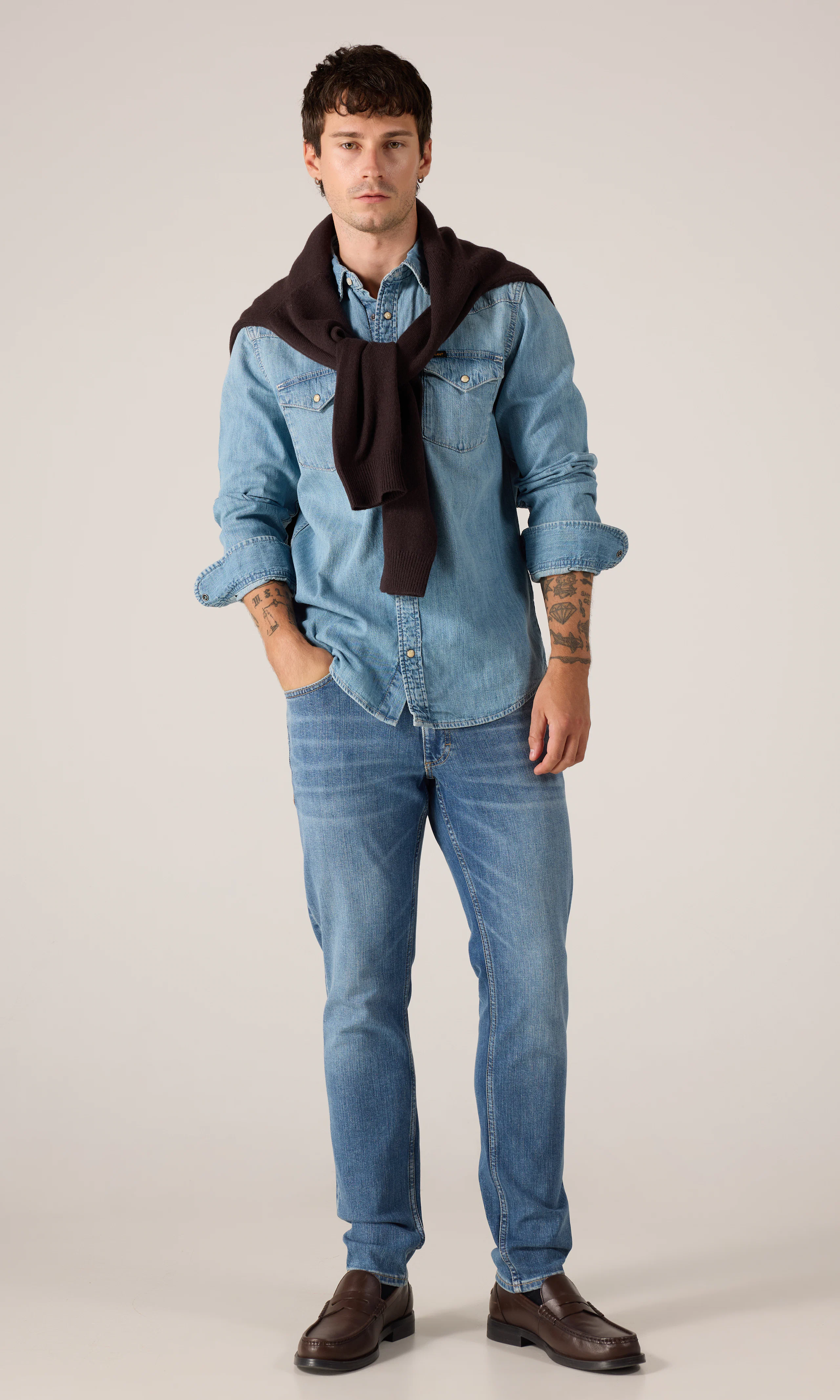 Regular Western Lys Blå Denim Skjorte. Front 1. Model.