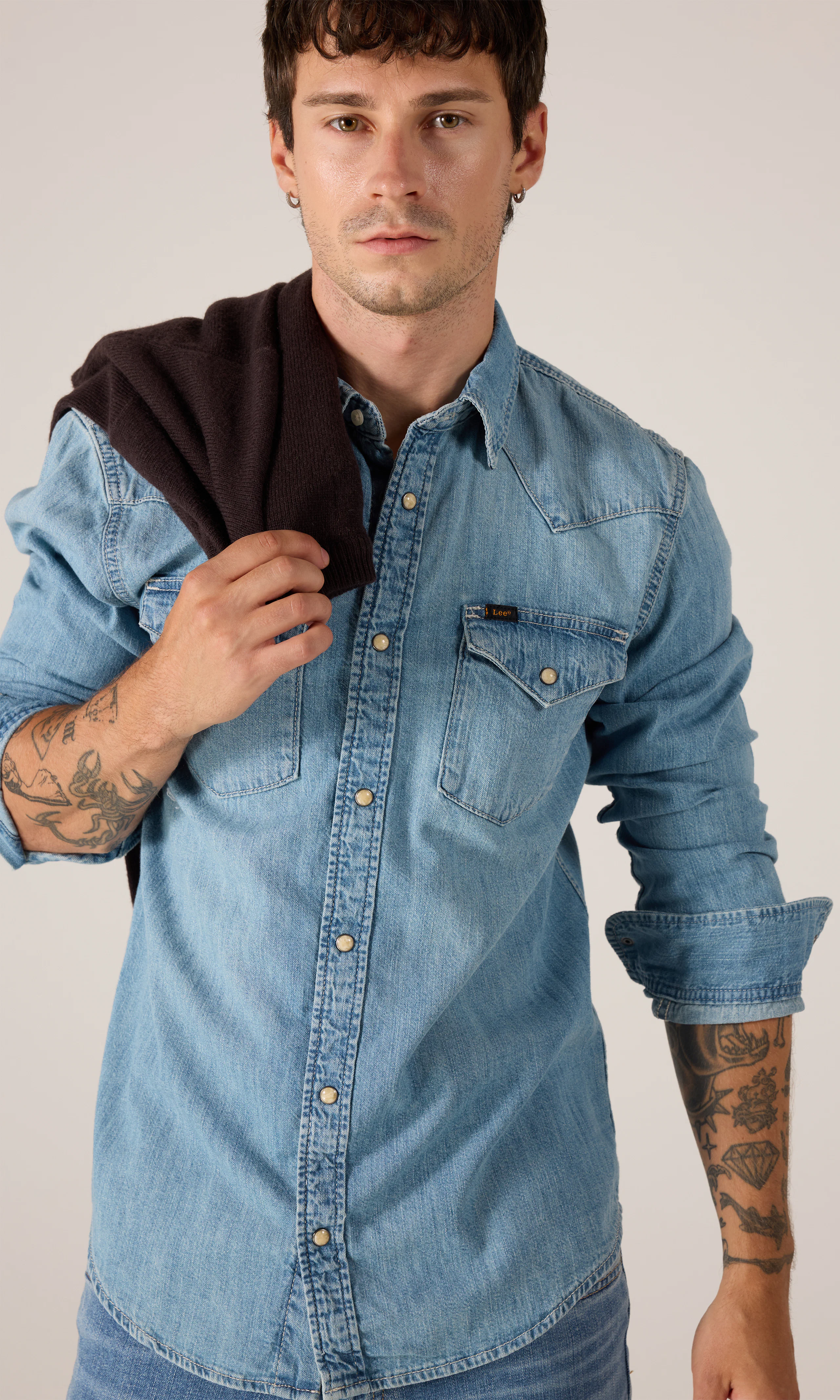 Regular Western Lys Blå Denim Skjorte. Front. Model.