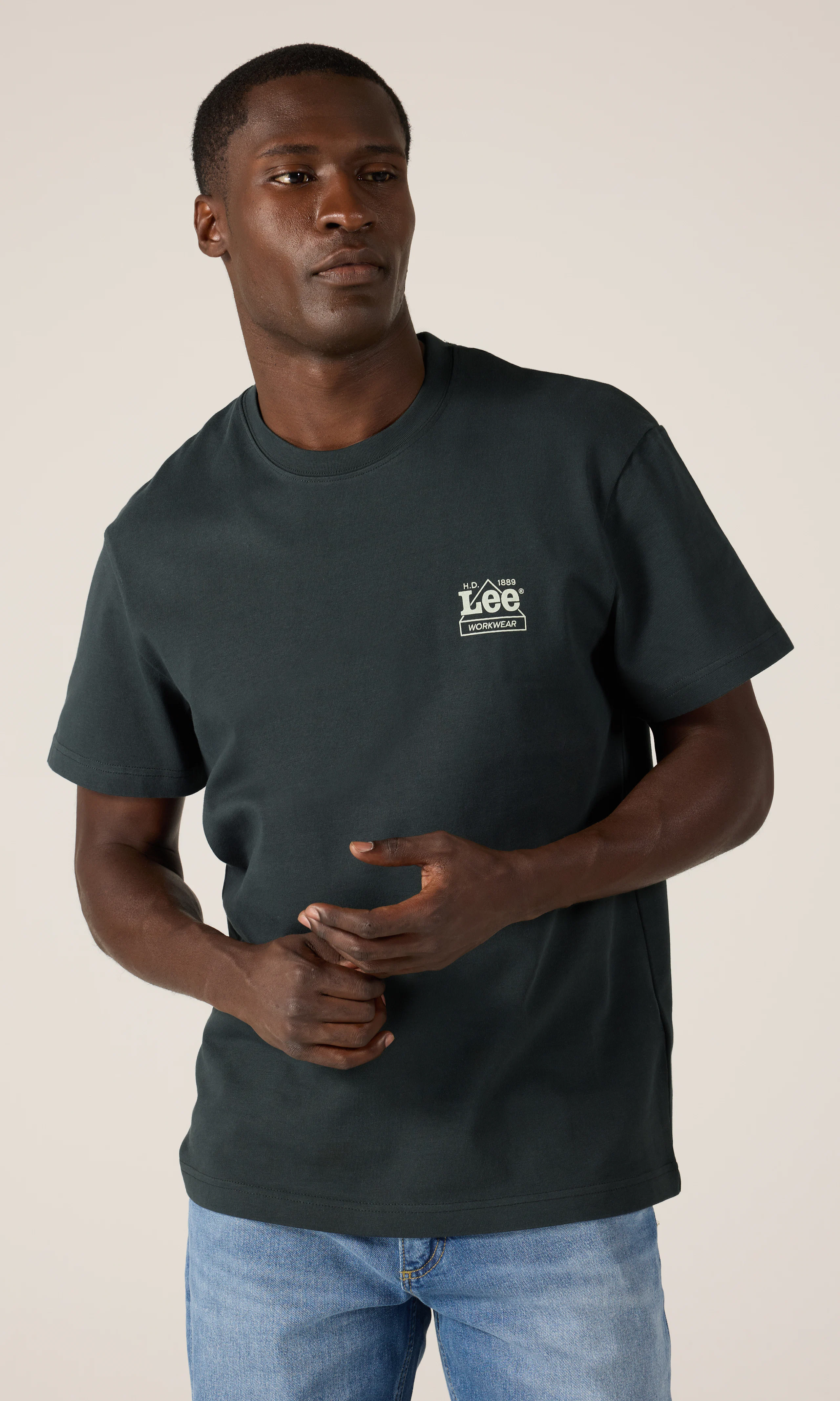 Workwear Crew Tee T-Paita. Front 1. Model.