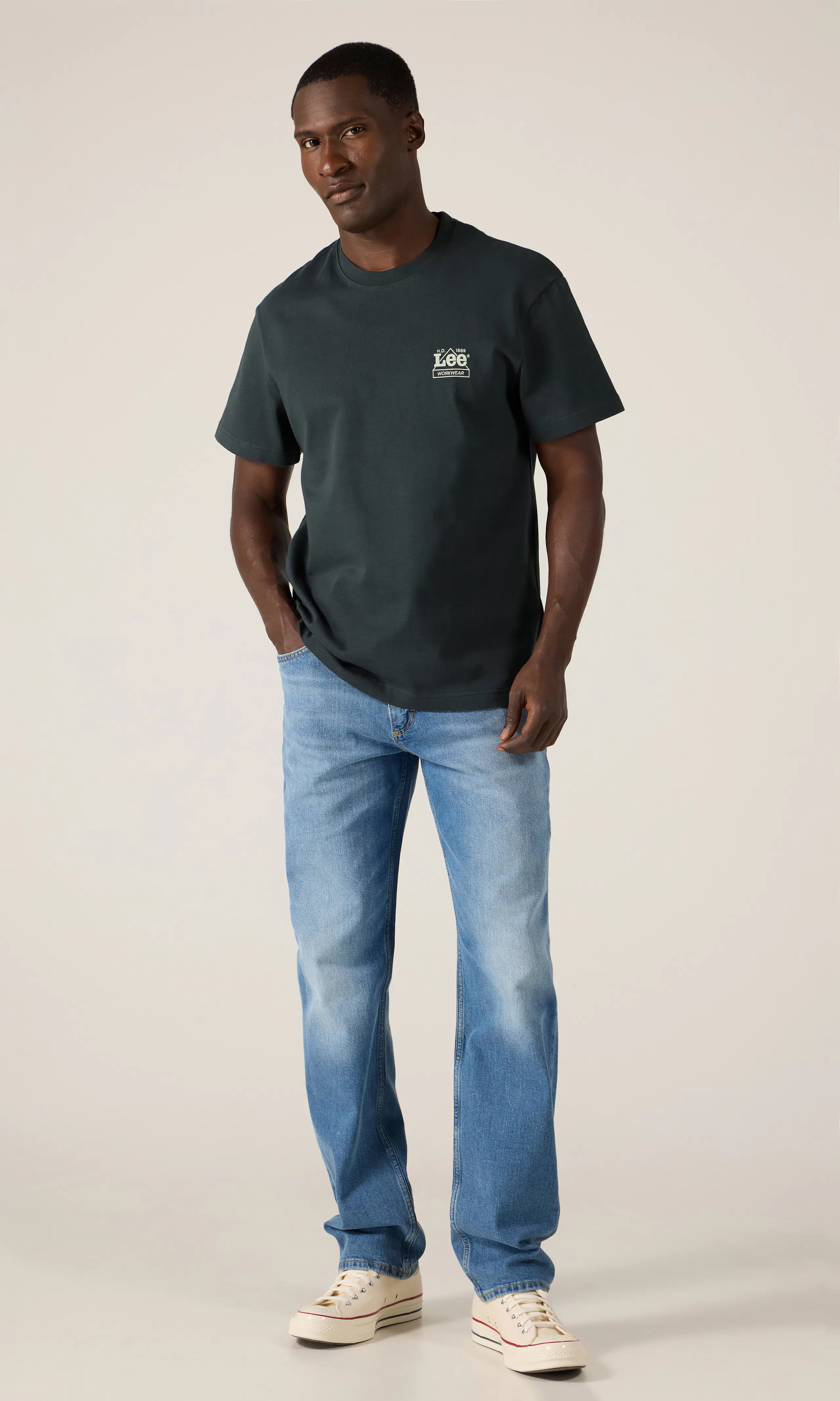 Workwear Crew Tee T-Paita. Front 2. Model.