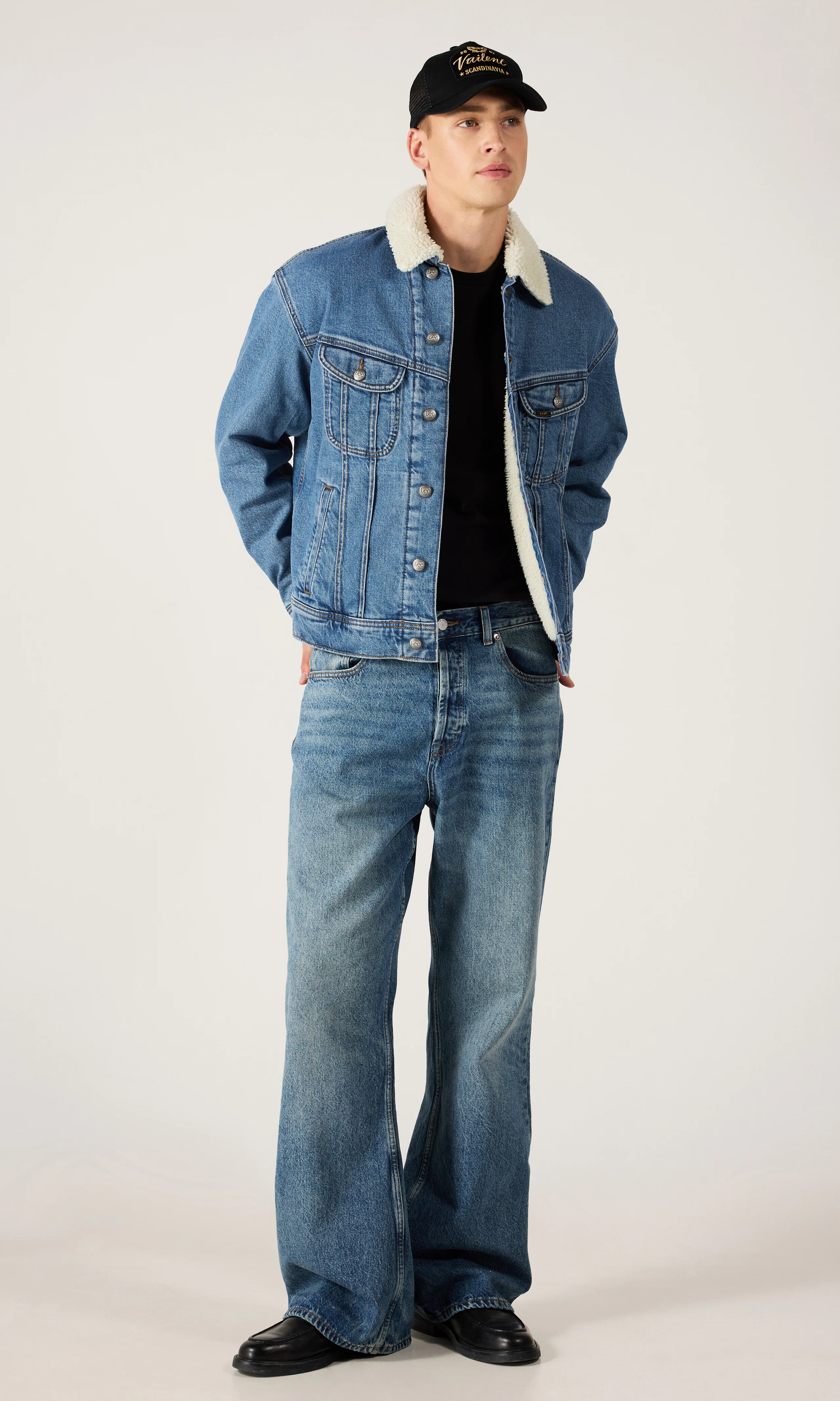 Relaxed Sherpa Denim Jakke. Front 1. Model.