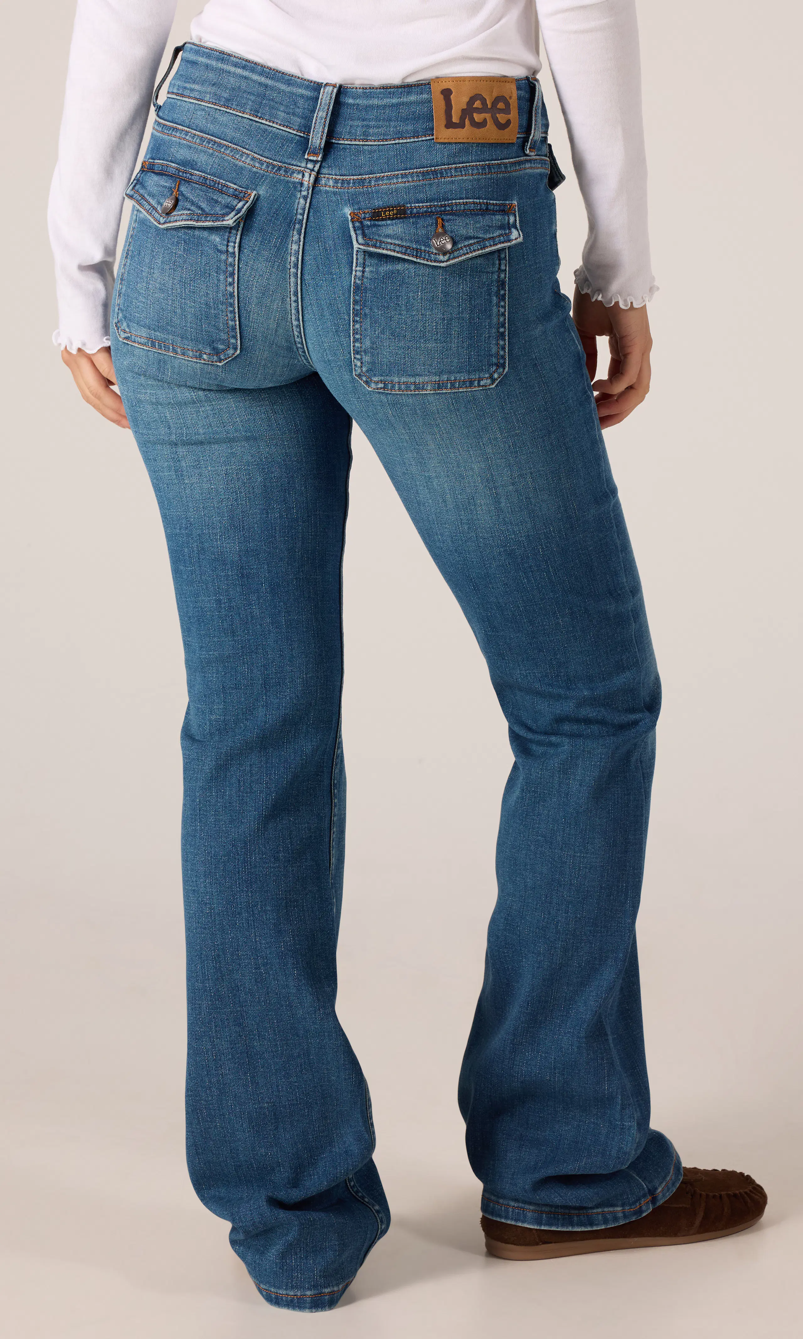 Flap Pocket Jessica Mörkblå Jeans. Back. Model.
