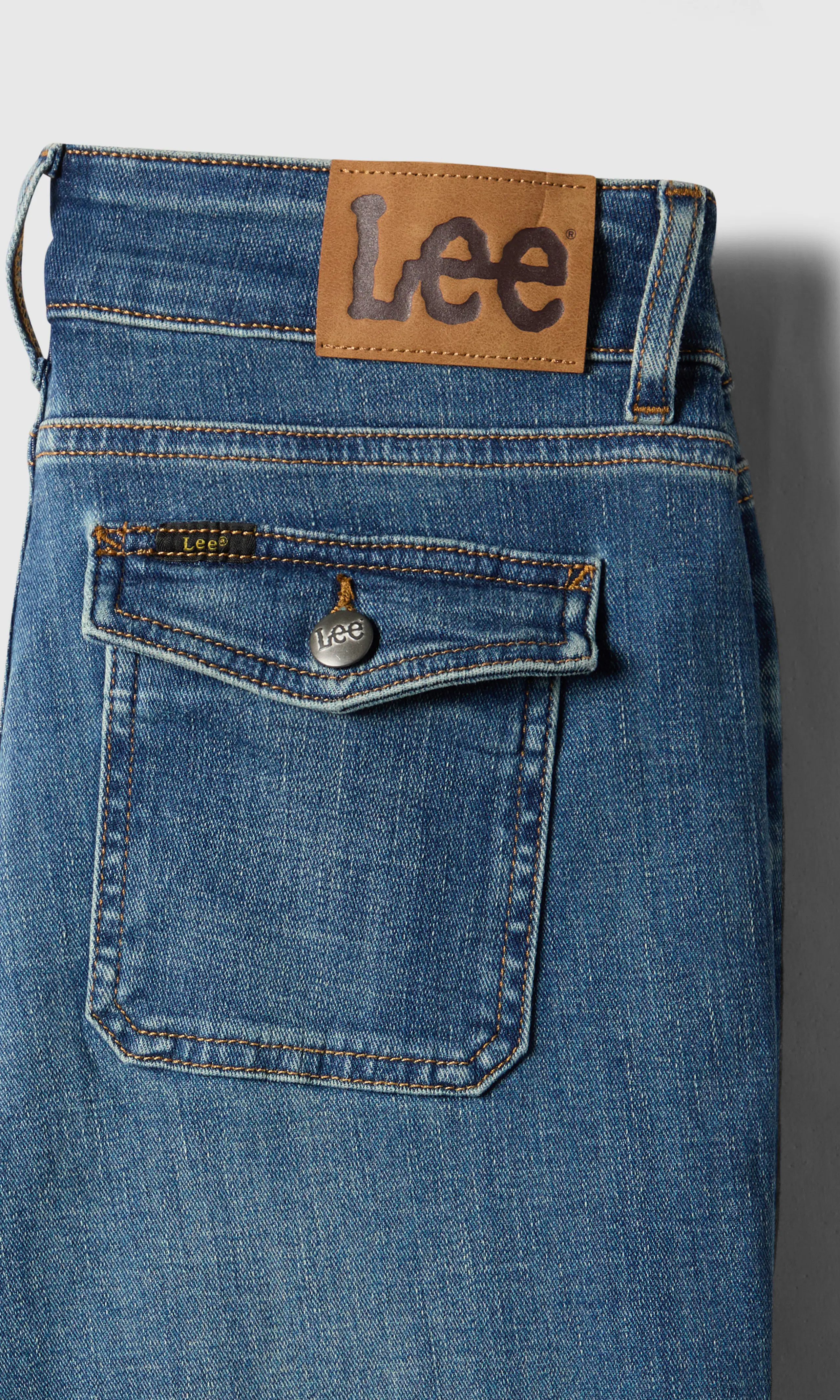Flap Pocket Jessica Mörkblå Jeans. Detail 1. Flat.