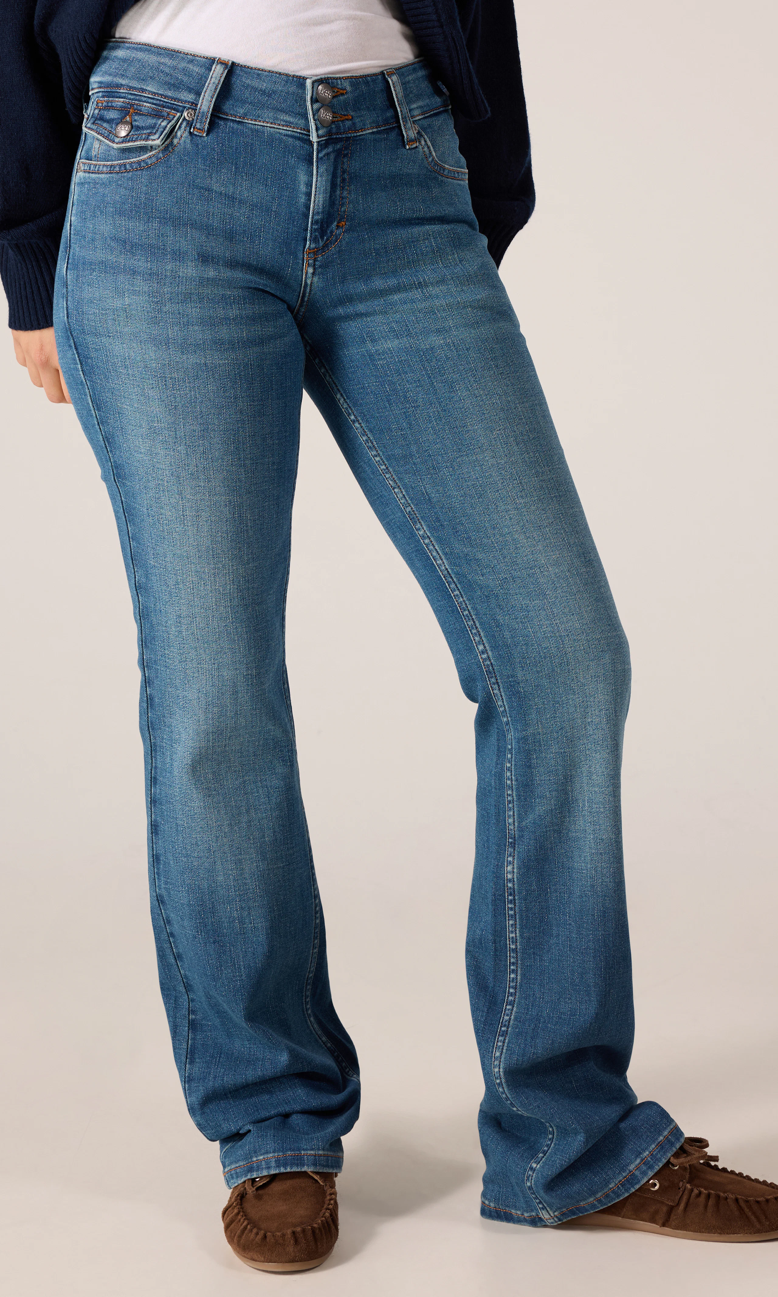 Flap Pocket Jessica Mörkblå Jeans. Front. Model.
