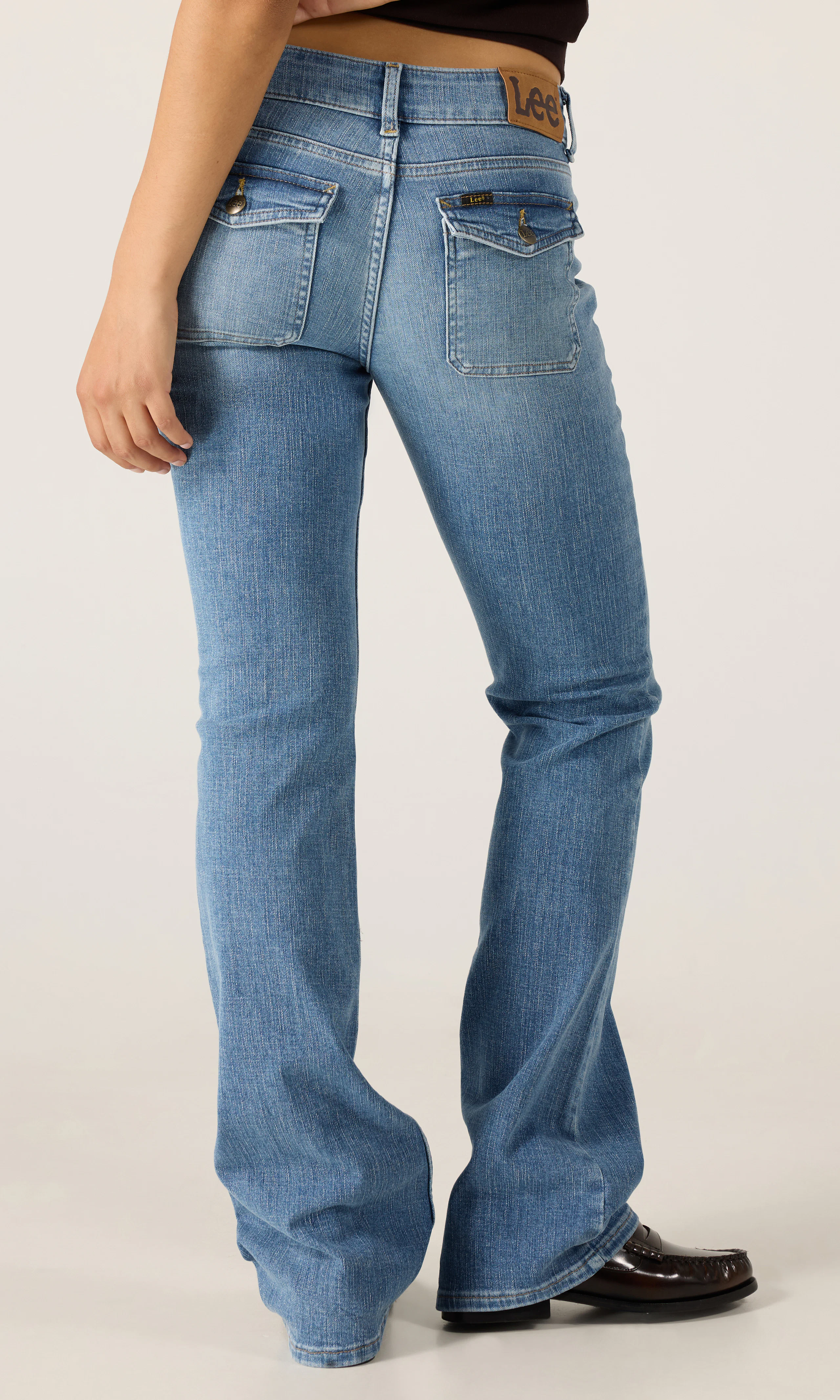 Flap Pocket Jessica Keskisiniset Farkut. Back. Model.